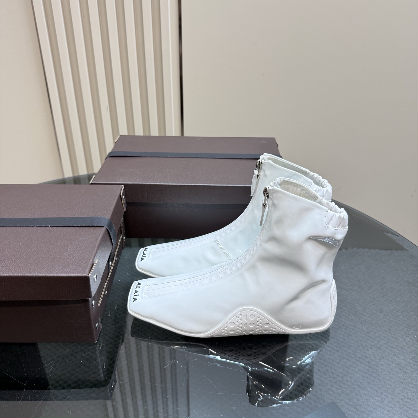 NO:227237,Top quality Mesh leather hollow leather 25 Fw new ALAIA French square toe ballet mesh sandals short boots Square toe shoes with a soft and romantic atmosphere, traditional ballet style has more possibilities to display and can be combined with contemporary fashion. The ballet elements with full femininity are more than one style, both hard and soft, both elegant and powerful, which is the best way to open ballet shoes. The original mold-opening upper imported mesh footbed sheepskin sole Italian genuine leather sole Size#35-42 (40 41 42 custom made without return), boots, alaia, sandals, boots, sheepskin19860909顶级品质 网面皮面镂空皮面 25 Fw新款ALAIA阿莱亚法式方头 芭蕾舞 网面凉鞋 短靴 具有柔美浪漫气息的方头单鞋,传统的芭蕾风格具有了更多施展的可能性,也更能与当代时尚结合. 女性气质十足的芭蕾元素可不只一种风格,刚柔并济,既优雅又有力量,才是芭蕾舞鞋最好的打开方式. 鞋面原版开模进口网面 垫脚羊皮 鞋底意大利真皮鞋底 Size#35-42（ 40 41 42订做不退换）,靴子,alaia,sandals,boots,sheepskin,Women's Shoes