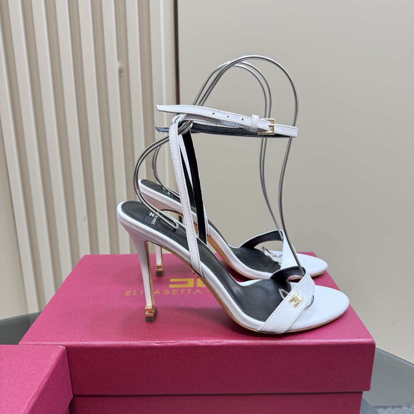 Elisabetta Franchi: Luxurious Fashion Show with High-Speed Elegance - 图片 5