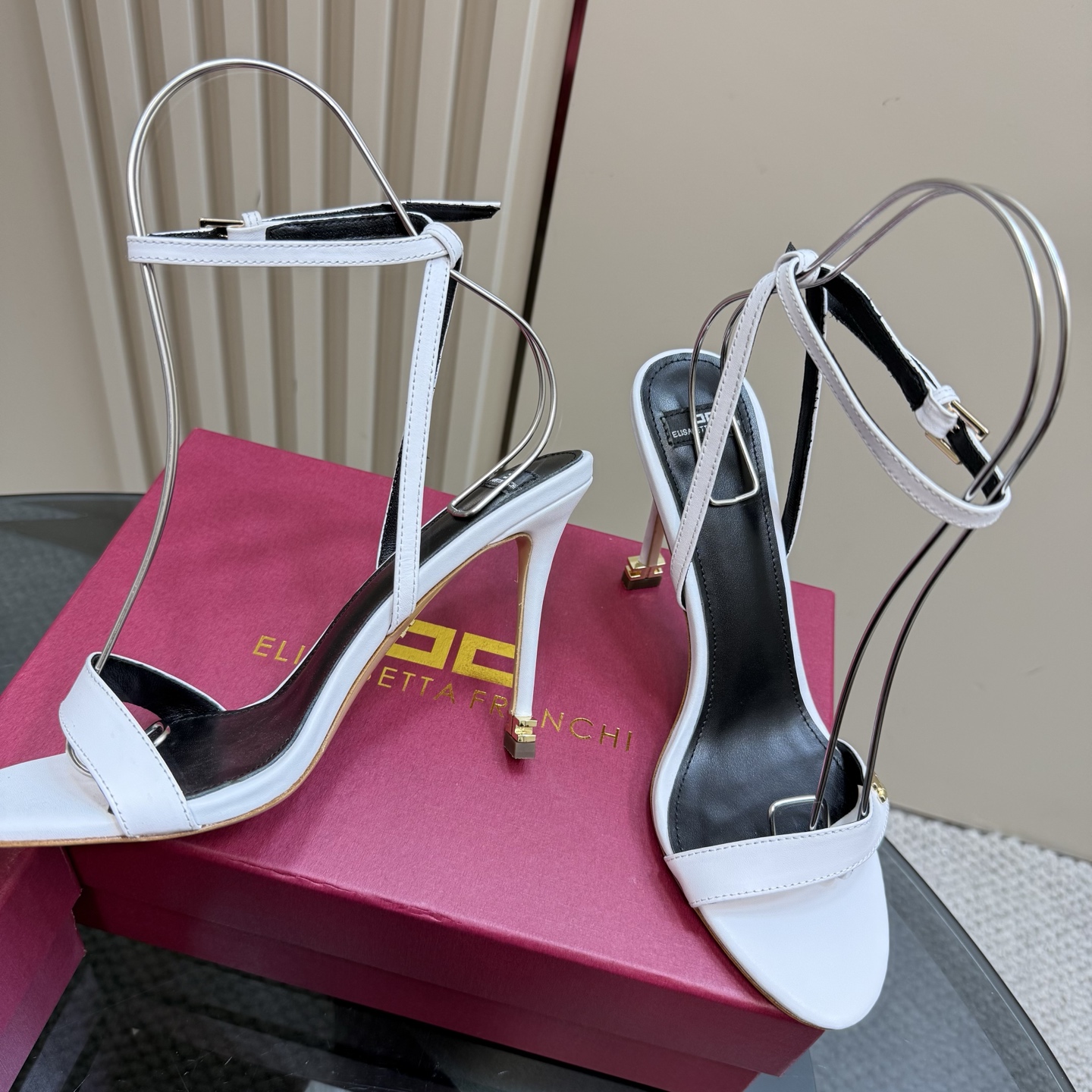 Elisabetta Franchi: Luxurious Fashion Show with High-Speed Elegance - 图片 3