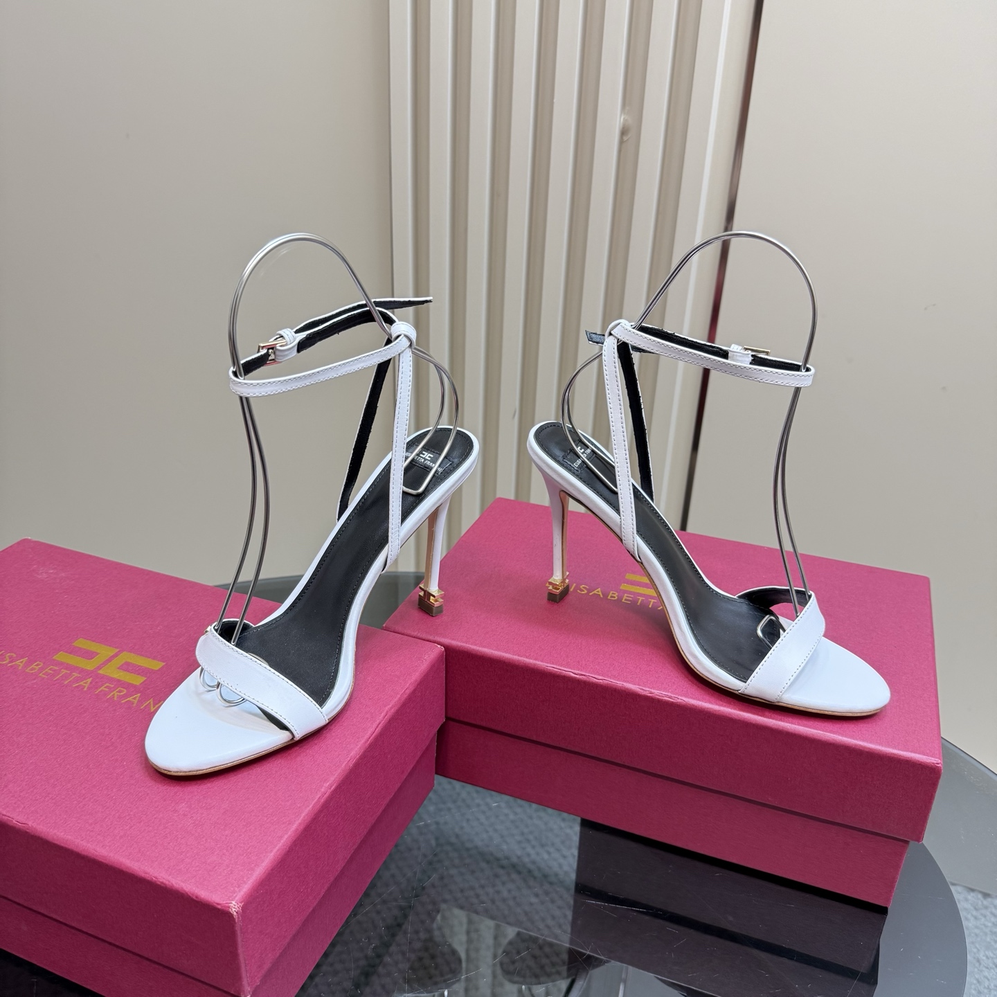 Elisabetta Franchi: Luxurious Fashion Show with High-Speed Elegance - 图片 6