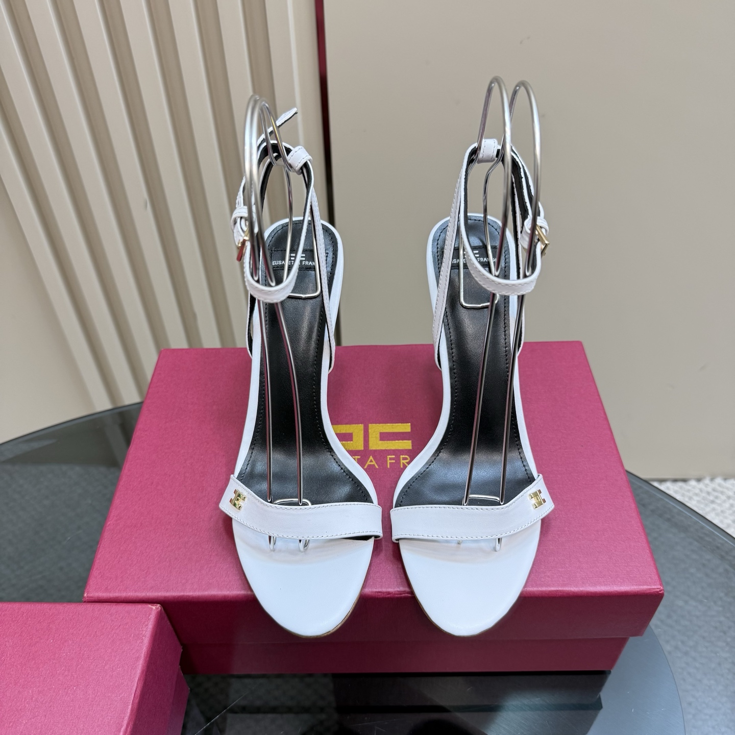 Elisabetta Franchi: Luxurious Fashion Show with High-Speed Elegance - 图片 2