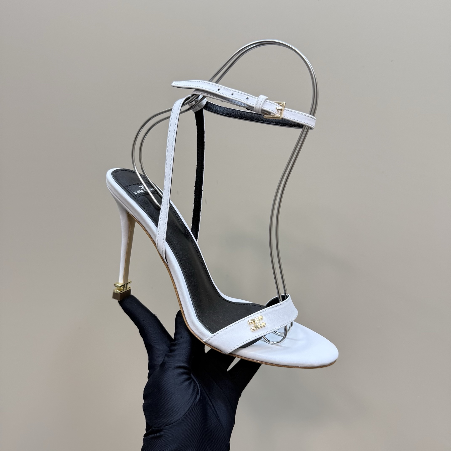 Elisabetta Franchi: Luxurious Fashion Show with High-Speed Elegance - 图片 8