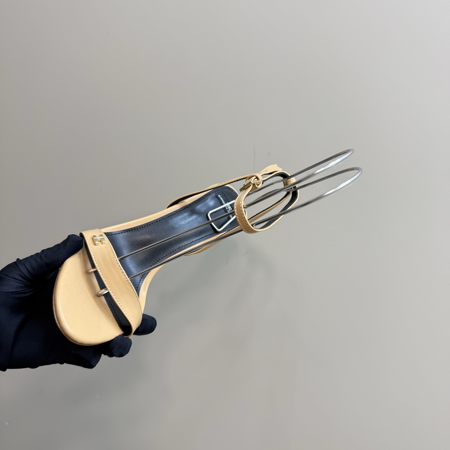 Elisabetta Franchi: Luxurious Fashion Show with High-Speed Elegance - 图片 9