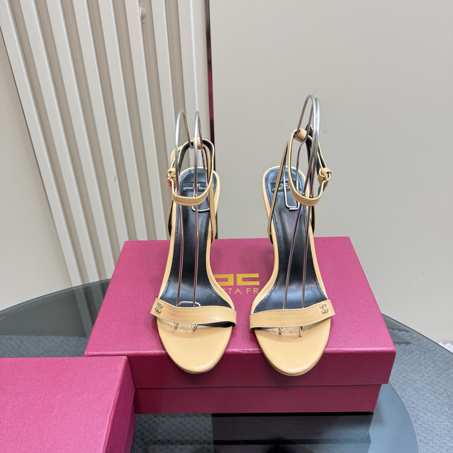 Elisabetta Franchi: Luxurious Fashion Show with High-Speed Elegance - 图片 2