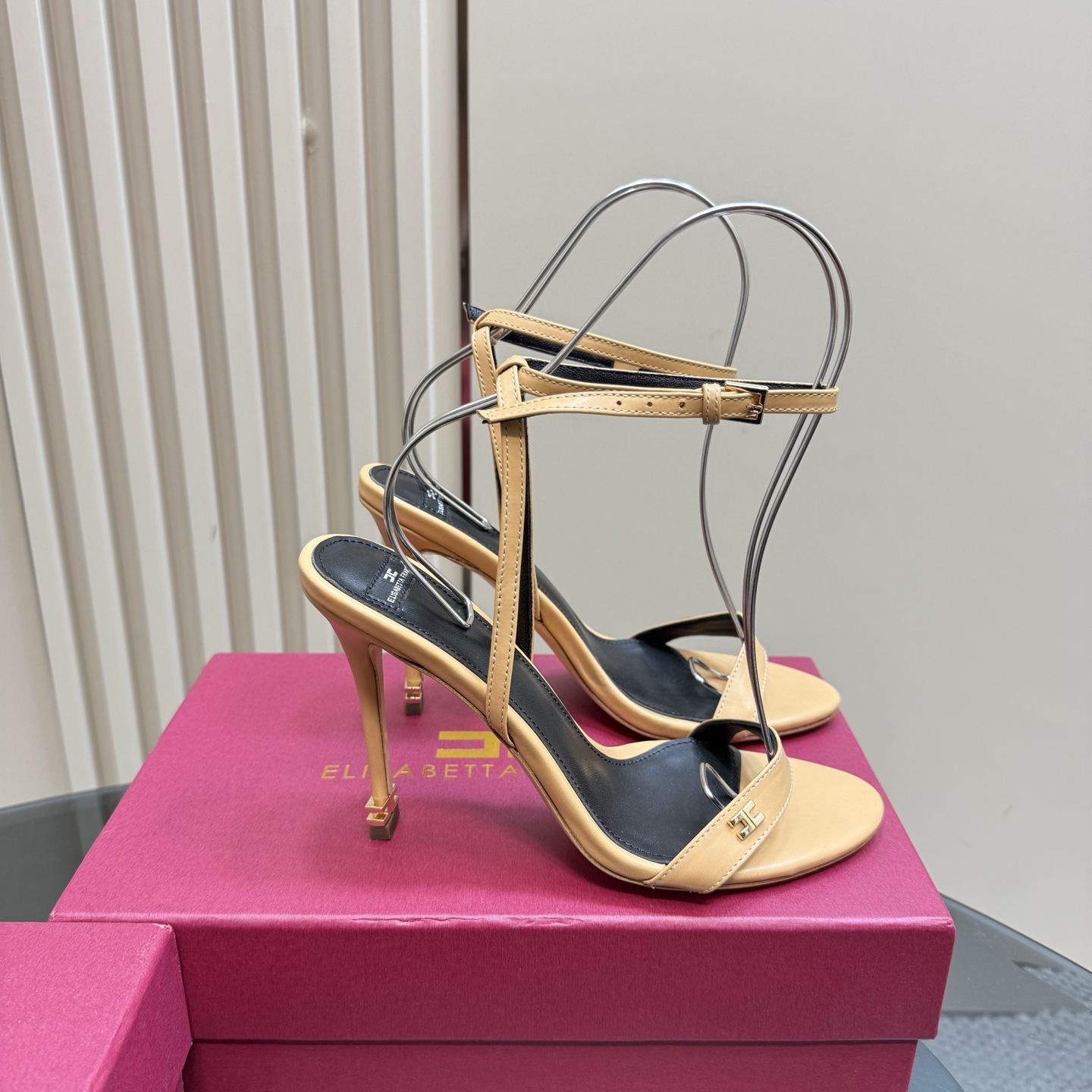 Elisabetta Franchi: Luxurious Fashion Show with High-Speed Elegance - 图片 5