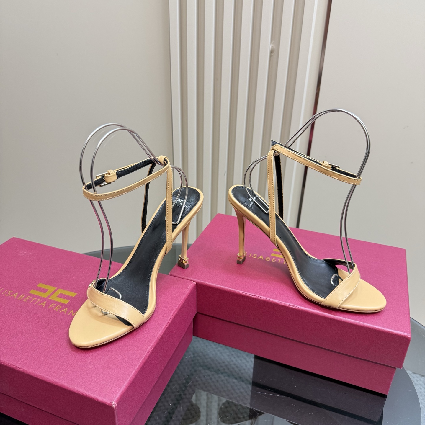 Elisabetta Franchi: Luxurious Fashion Show with High-Speed Elegance - 图片 6