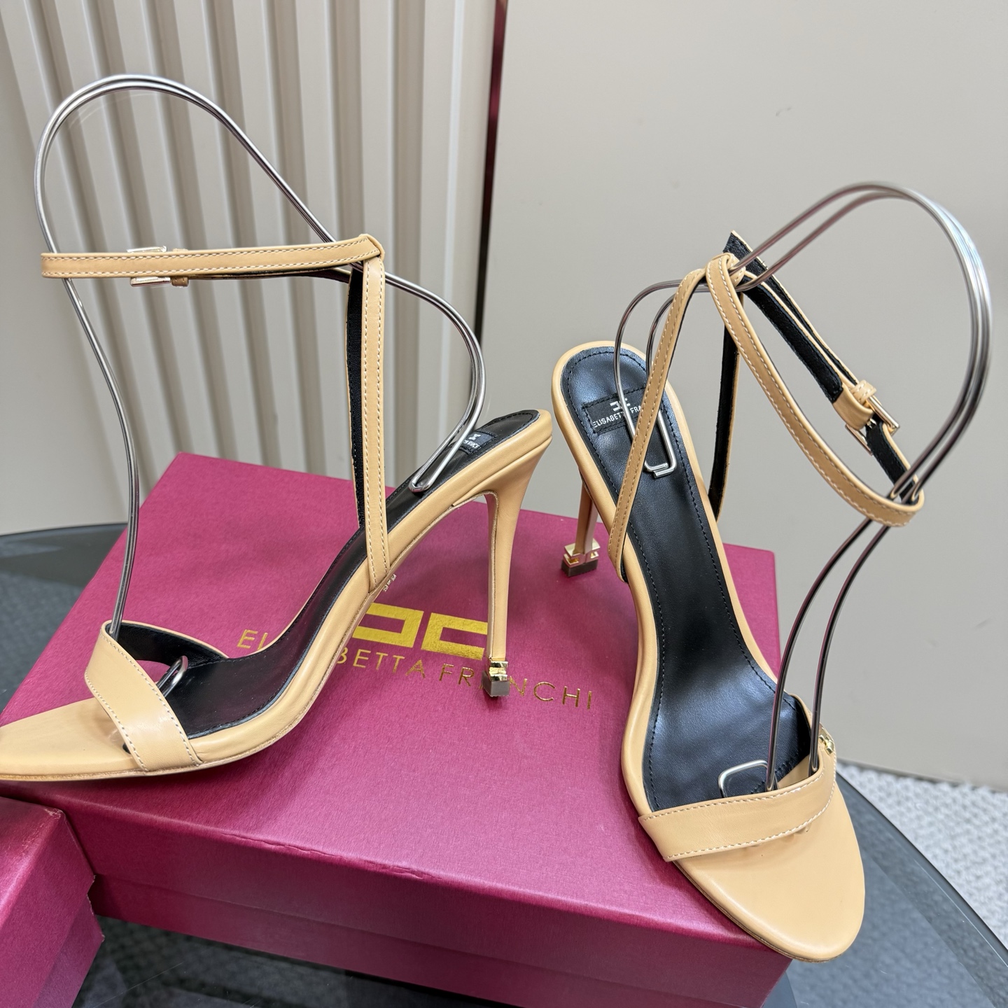 Elisabetta Franchi: Luxurious Fashion Show with High-Speed Elegance - 图片 3
