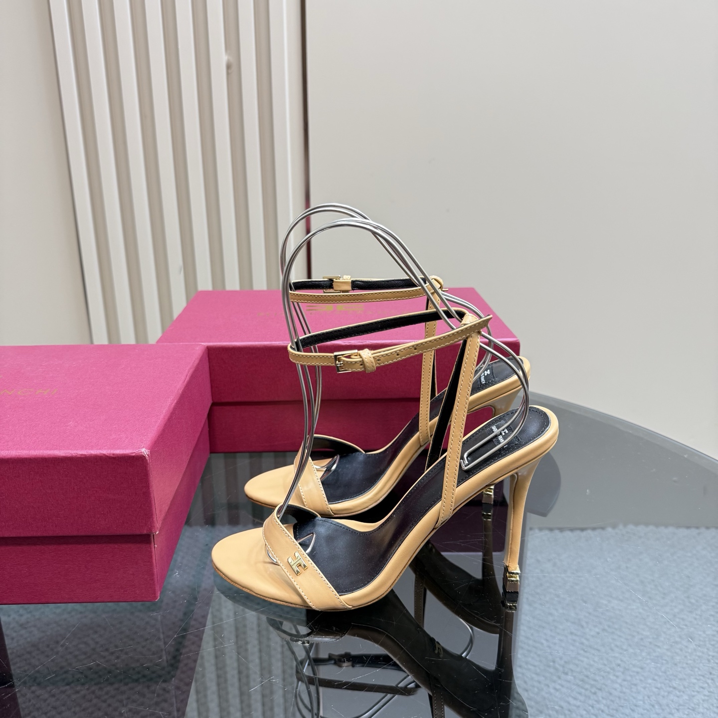 Elisabetta Franchi: Luxurious Fashion Show with High-Speed Elegance