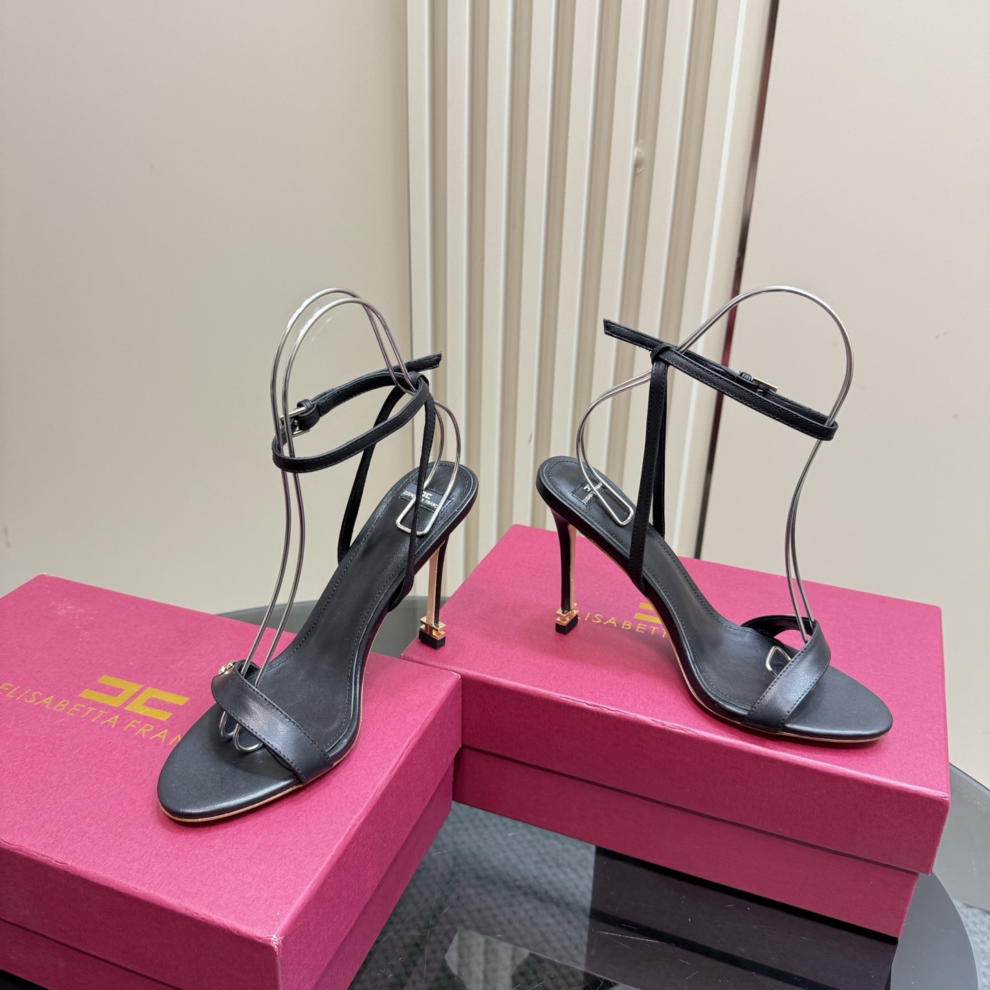 Elisabetta Franchi: Luxurious Fashion Show with High-speed Elegance - 图片 6