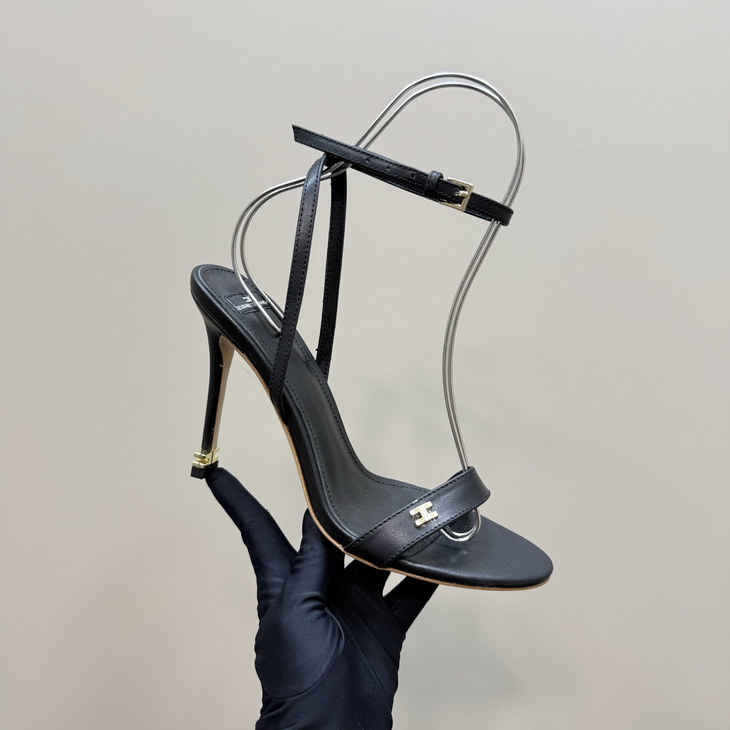 Elisabetta Franchi: Luxurious Fashion Show with High-speed Elegance - 图片 8