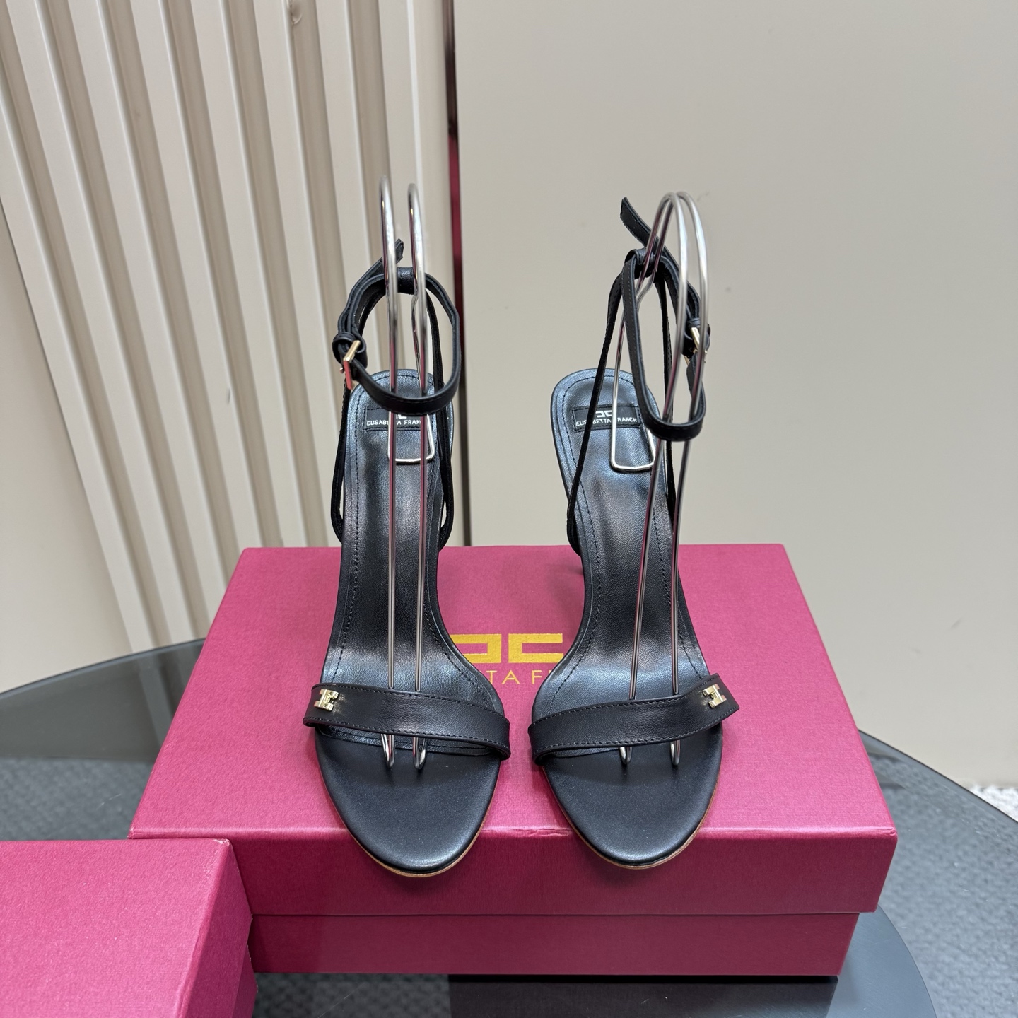 Elisabetta Franchi: Luxurious Fashion Show with High-speed Elegance - 图片 2