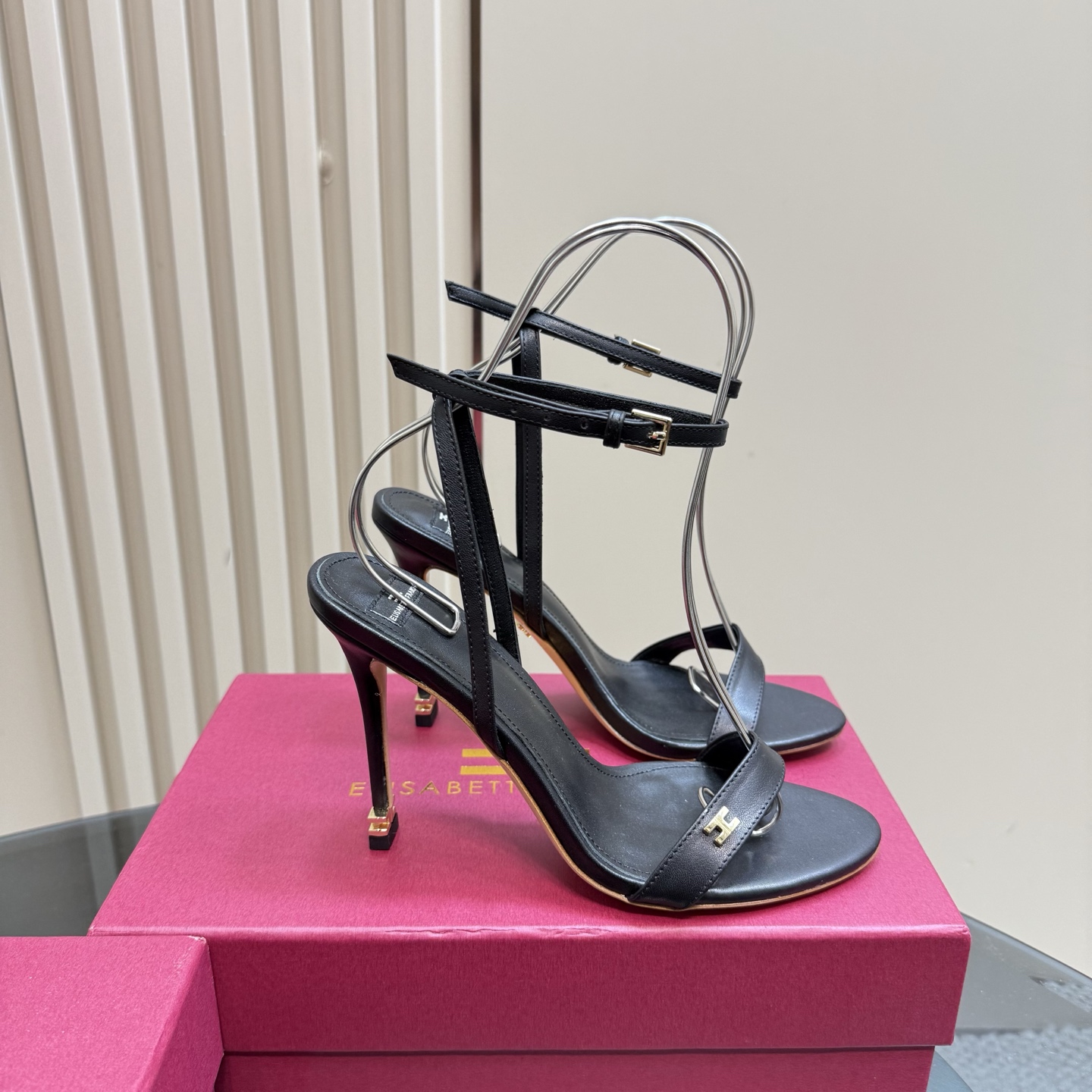 Elisabetta Franchi: Luxurious Fashion Show with High-speed Elegance - 图片 5
