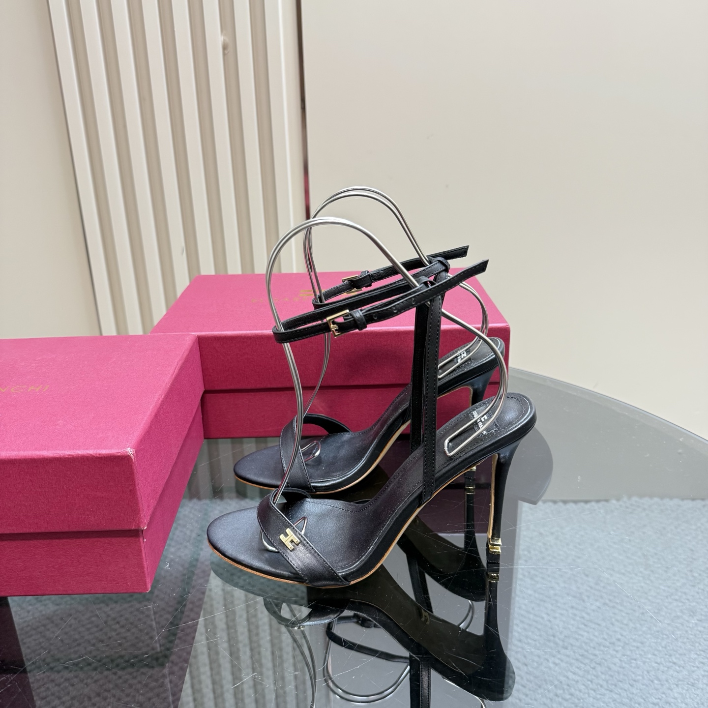 Elisabetta Franchi: Luxurious Fashion Show with High-speed Elegance