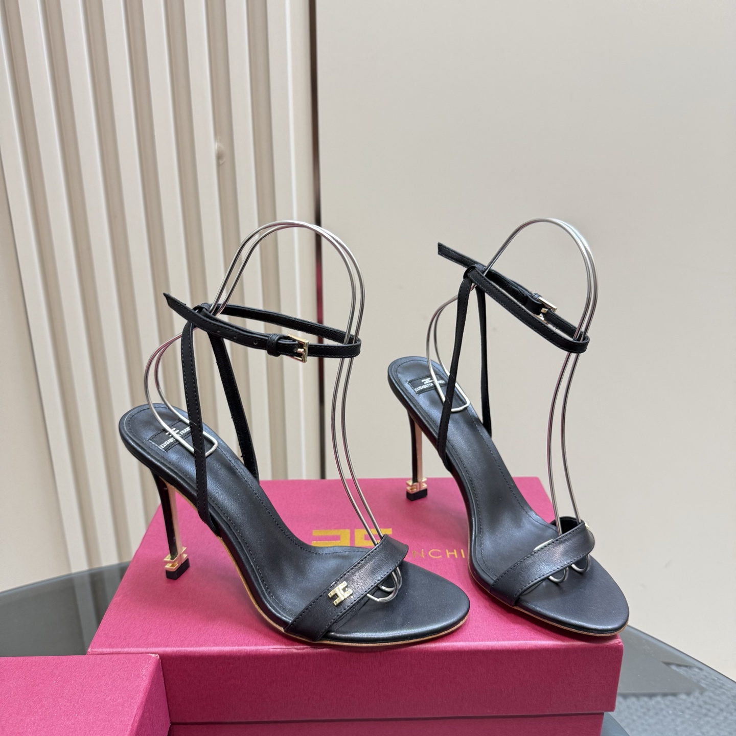 Elisabetta Franchi: Luxurious Fashion Show with High-speed Elegance - 图片 4