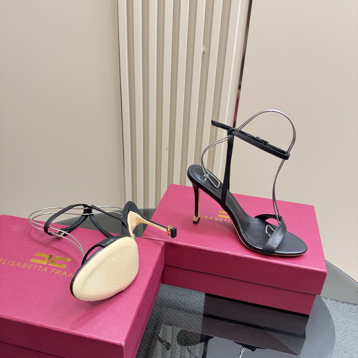 Elisabetta Franchi: Luxurious Fashion Show with High-speed Elegance - 图片 7