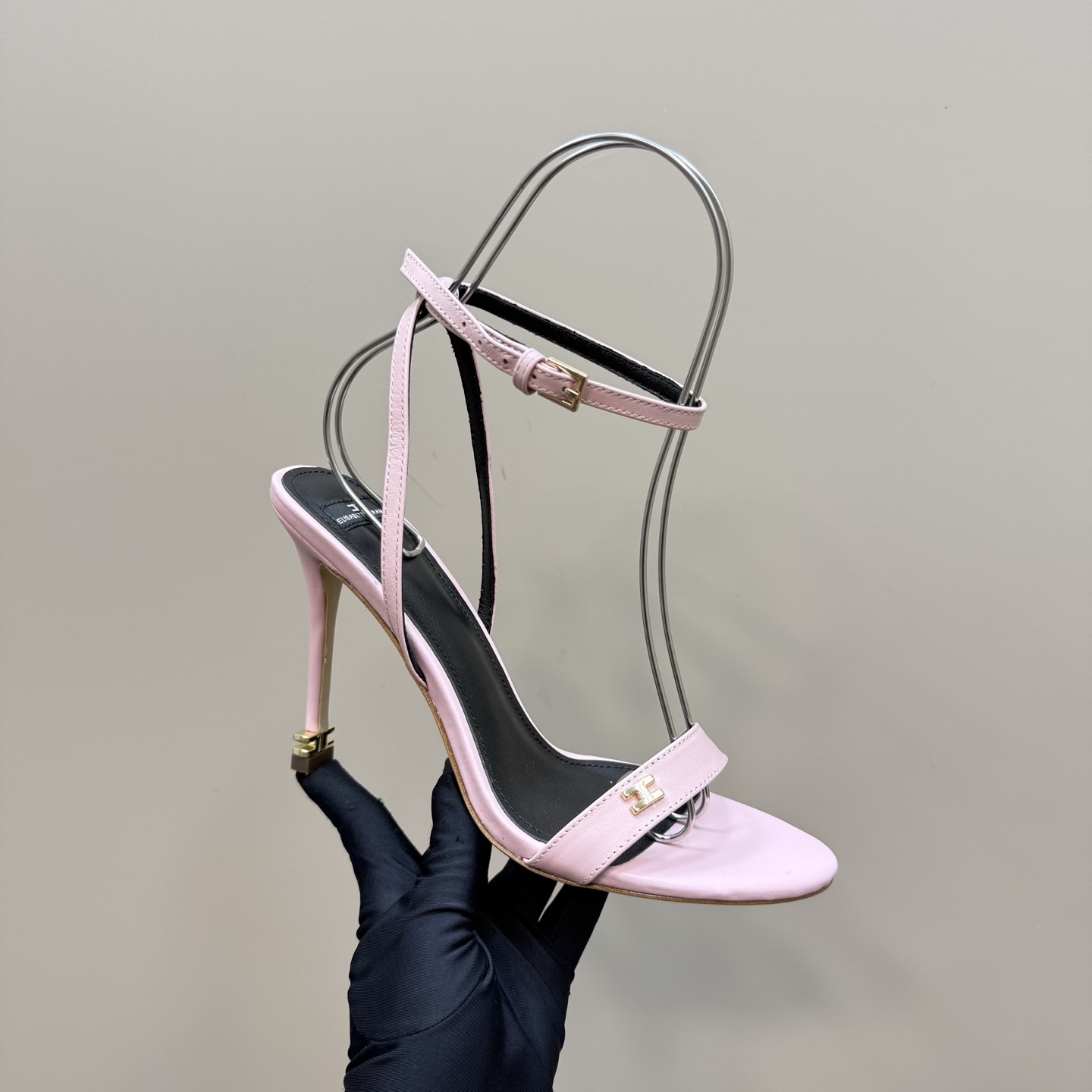 Elisabetta Franchi: Luxurious Fashion Show with High-Speed Elegance - 图片 7