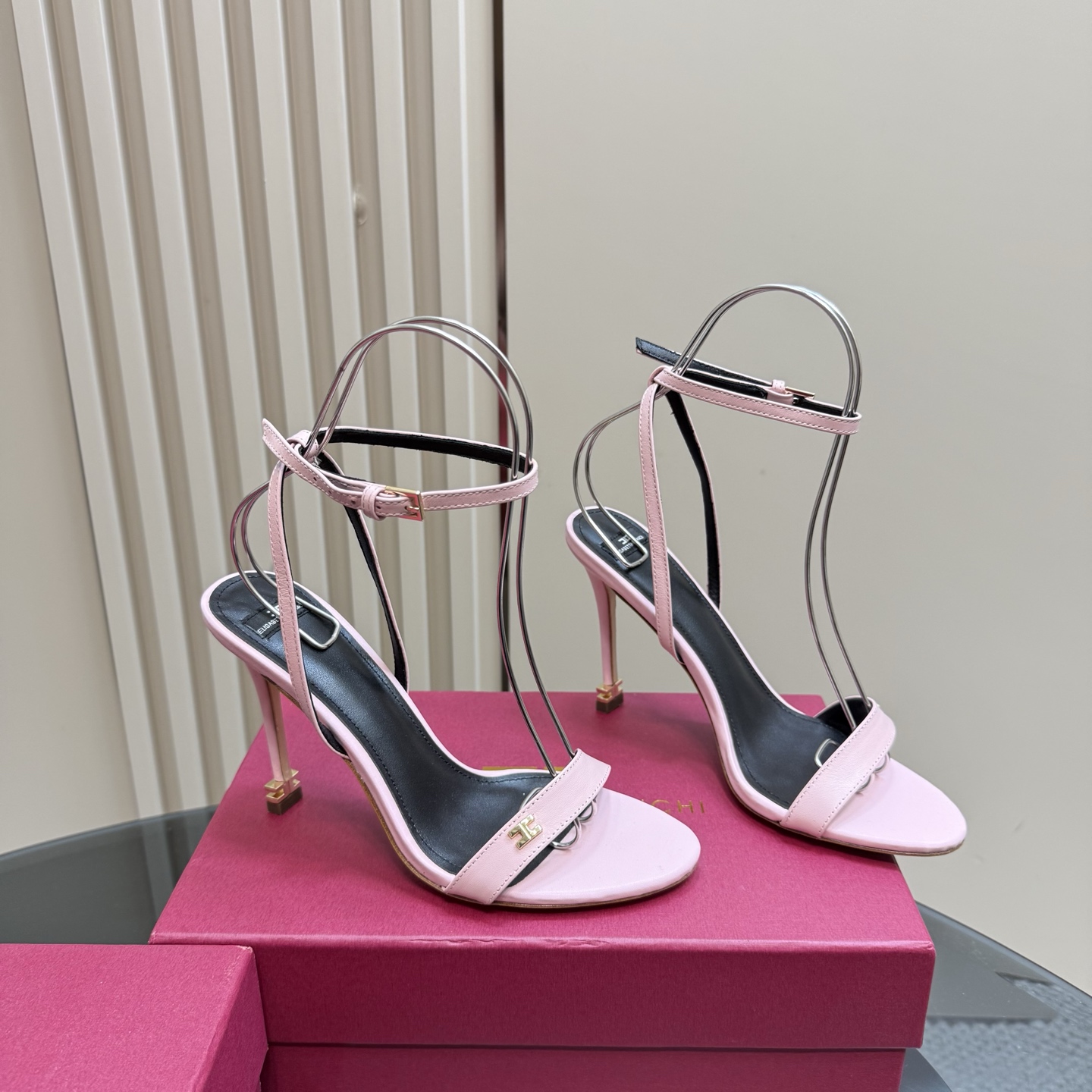 Elisabetta Franchi: Luxurious Fashion Show with High-Speed Elegance - 图片 4