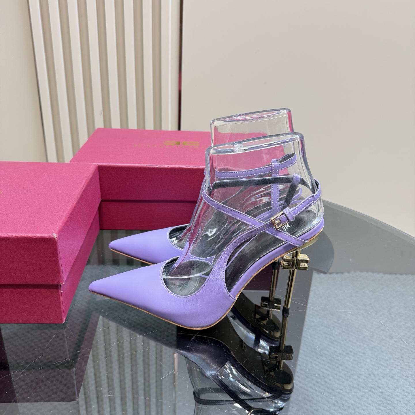 Elisabetta Franchi: Luxurious Fashion Show with Sharp Elegance and High Heels