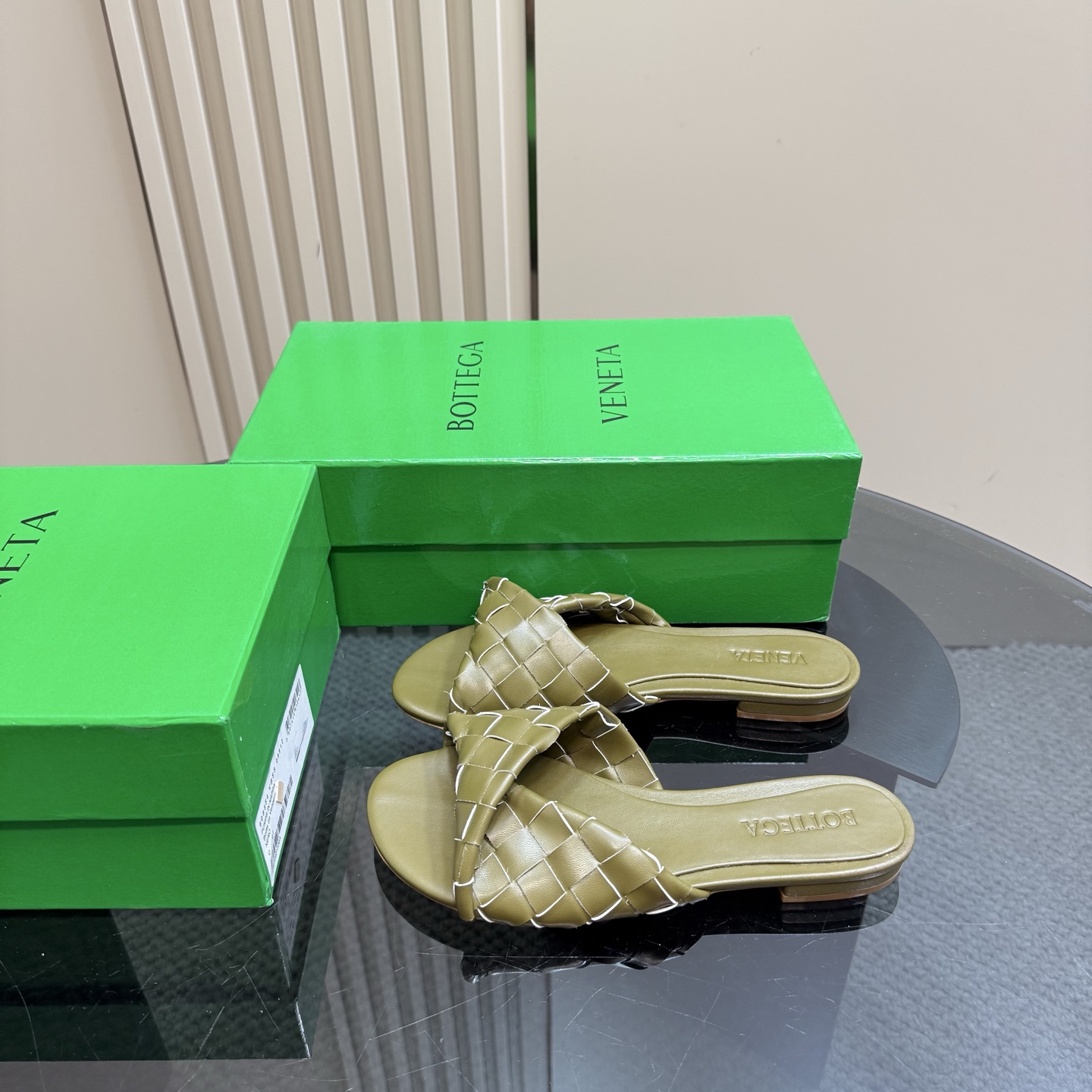 NO:165872,Bottega Venet* Braided Latest and Classic Braided High Heel Sandals!  ins&Xiaohongshu has many internet celebrities!  Super sexy on your feet!  It's really beautiful!  This matte upper is super high-end!  High-end wear is fairy and simple, fashionable and design-like. They are all very easy to wear, especially high heels with anti-slip rubber pads on the sole and will not be tired for a day. They are practical and textured. They are especially suitable for office workers (the original custom-made shoe soles are the same as the same). It is worth mentioning that the silk film soles that have been tested repeatedly in the sole for a month is almost perfect. Most of the market is sprayed. BV is a magic tool for matching clothes. Wearing it makes you look fashionable and fashionable. It is a highlight of the matching. Your thoughts are finally here. It is versatile and suitable for any occasion and a must-have pair!   . /About the material./FABRIC CONTENT Upper: Imported brocade sheepskin inner foot pad sheepskin outsole original Italian leather injection molding bag_^ new uniform green full package SIZE 35-39 (40 41 42 non-return and exchange), slippers, bottega veneta, bottega veneta, sandals, high heels, slippers, sheepskin19860909Bottega Venet* 编织 最新最经典编织高跟凉鞋！ins&小红书巨多网红明星上身！上脚超性感！真的太美了！这款哑光的鞋面超有高级感！高级穿着又仙女简约时髦又有设计感 而且都非常非常好穿特别是高跟鞋底部有防滑胶垫走一天也不会累,实用又有质感,特别适合上班一族（原版开模定制颜色鞋型鞋底一摸一样）值得一提的是鞋底花费一个月开模反复测试过的丝膜大底做到几乎完美,市场上大部份是喷涂 BV当道简直是搭配衣服的神器 穿上让你集时髦洋气于一身 是搭配中的一个亮点 你们的心心念念终于来了 百搭适用任何场合、人手必备一双！  .  /关于材质./ FABRIC CONTENT 鞋面:进口锦羊皮 内里垫脚羊皮里 大底原版意大利真皮注塑大包_^ 全新一致绿色全套包装 SIZE 35-39（40 41 42不退换）,拖鞋,bottega veneta,bottega veneta,sandals,high heels,slippers,sheepskin,Women's Shoes