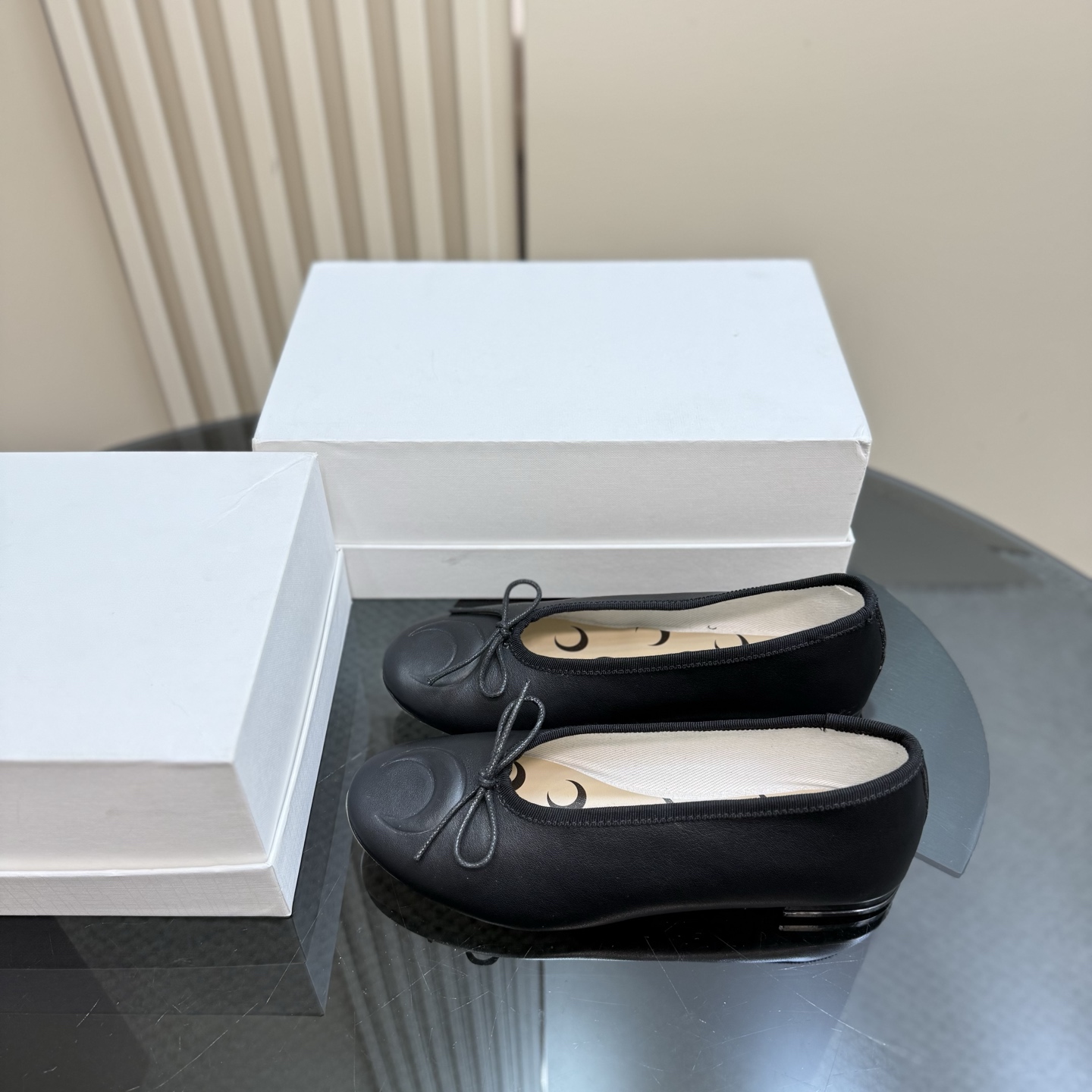 NO:166509,The Moon God Arrives - Marine serre x Repetto co-branded model The moon logo is printed on the toe and insole!  It feels comfortable and slimming on your feet. It looks good with whatever you want!  Fairies, limited edition (limited quantity) #skp #niche fashionable shoes #ballet shoes cowhide upper, genuine leather sole, original one-to-one-to-one custom size 35-42 (40.41.42 custom made), ballet shoes, cowhide19860909月神降临-Marine serre x Repetto联名款 鞋头和鞋垫里面都印了月亮的标志！ 上脚脚感舒适显瘦 配啥啥好看哈！ 仙女们冲 限量款（数量有限） #skp #小众时髦鞋子 #芭蕾舞鞋 牛皮鞋面,真皮鞋底,原版一比一定制 码数35-42(40.41.42定做),芭蕾舞鞋,cowhide,Women's Shoes