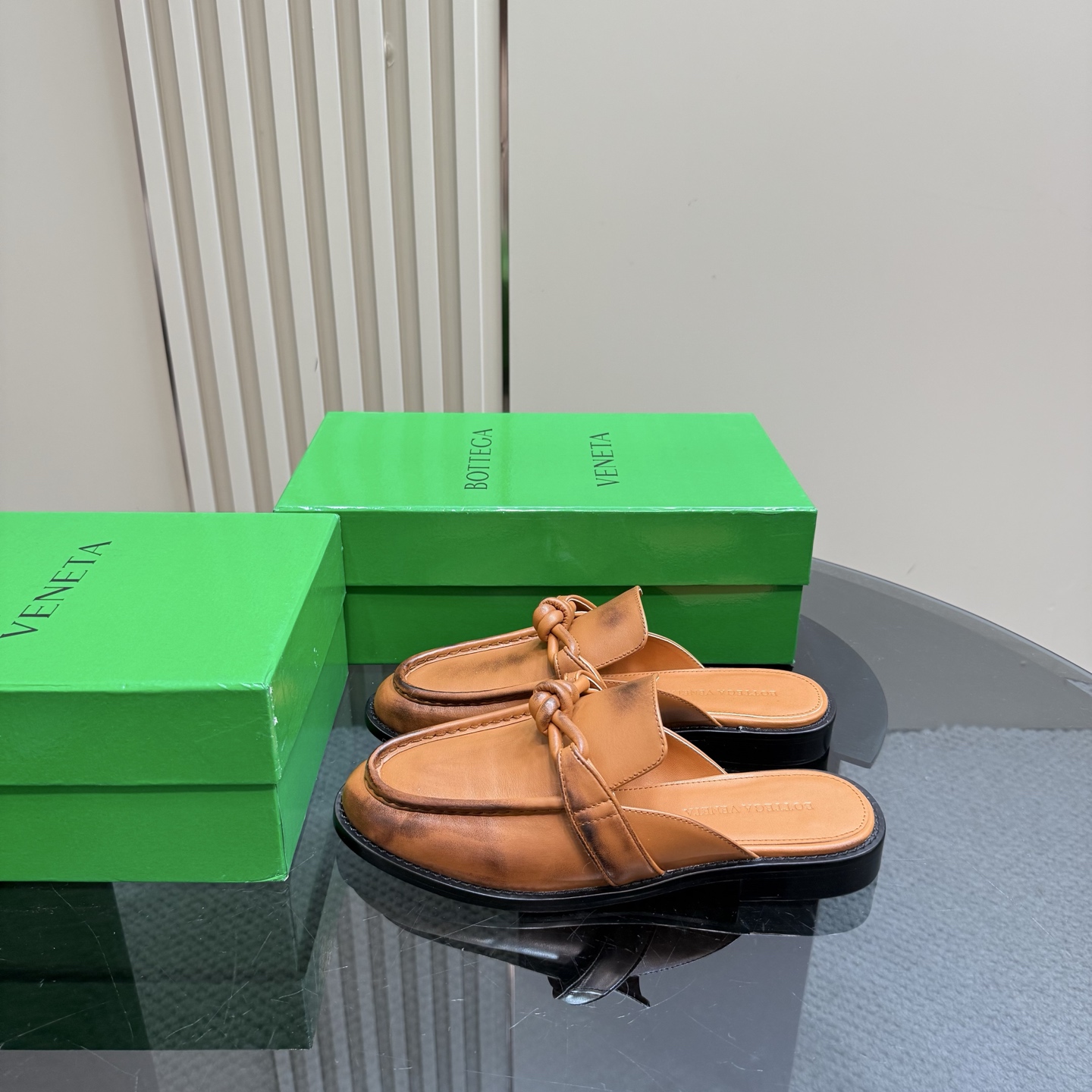 NO:227248,Solid color, old-fashioned color polishing process BOTTEGA VENET* Women's Astaire Loafer Slippers Original one-to-one practice Consistent knot rope leather buckle Khaki Another trend today Ceiling The most comprehensive color versatile Delicate flat sole Wrap fabric Same color heel leather Carefully designed Never sloppy Depressed and comfortable ——————————————————————————————————————————————————————————————————————————————————————————————————————————————————————————————————————————————————————————————————————————————————————————————————————————————————————————————————————————————————————————————————————————————————————————————————————————————————————————————————————————————————————————————————————————————————————————————————————————————————————————  The upper line is made of Italian computer needle truck. The workmanship is fine. The original packaging is selected. 35 36 37 38 39 40 41 42 (40 41 42 customized), semi-torque, bottega veneta, loafers, slippers, cowhide, sheepskin, Leather soles19860909纯色 做旧擦色工艺 BOTTEGA VENET* 女士Astaire乐福拖鞋 原版一比一做法 一致结绳皮扣 卡其色 当今流行的又一趋势 天花板啦 最全色百搭 精致平底 包裹面料 同色跟皮 用心设计 绝不马虎 耐穿舒适 —————————————— 鞋面材质选用同原版的小牛皮  材质柔软顺滑 手工缝制后拉链开合设计 性感舒适 手工缝制工艺 垫脚内里选用羊皮内里舒适高端 打钉大底选用原版开模 一致真皮大底  对标对版 选用原版包装 鞋子布袋采用印胶logo工艺 市场最高端 采用热熔胶定型鞋头 后跟 易回弹不变形 平底 系列 包面料工艺 鞋面车线选用意大利电脑针车 做工精细 选用原版包装  35 36 37 38 39 40 41 42（40 41 42 定制）,半拖,bottega veneta,loafers,slippers,cowhide,sheepskin,Leather soles,Women's Shoes