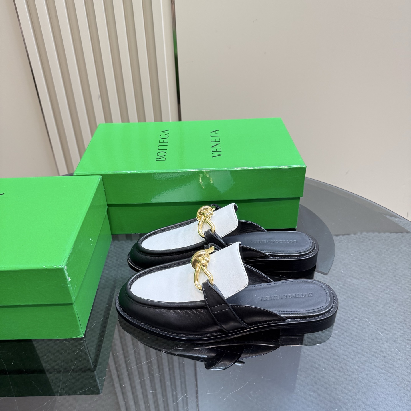 NO:227251,Solid color, old-fashioned color polishing process BOTTEGA VENET* Women's Astaire Loafer slippers Original one-to-one practice Consistent knot rope metal buckle Khaki Another trend today Ceiling The most comprehensive color versatile Delicate flat sole Wrap fabric Same color heel leather Carefully designed Never sloppy Depressed and comfortable ———————————————————————————————————————————————————————————————————————————————————————————————————————————————————————————————————————————————————————————————————————————————————————————————————————————————————————————————————————————————————————————————————————————————————————————————————————————————————————————————————————————————————————————————————————————————————————————————————————————————————————————  The upper line is made of Italian computer needle truck. The workmanship is fine. The original packaging is selected. 35 36 37 38 39 40 41 42 (40 41 42 customized), semi-torque, bottega veneta, loafers, slippers, cowhide, sheepskin, Leather soles19860909纯色 做旧擦色工艺 BOTTEGA VENET* 女士Astaire乐福拖鞋 原版一比一做法 一致结绳金属扣 卡其色 当今流行的又一趋势 天花板啦 最全色百搭 精致平底 包裹面料 同色跟皮 用心设计 绝不马虎 耐穿舒适 —————————————— 鞋面材质选用同原版的小牛皮  材质柔软顺滑 手工缝制后拉链开合设计 性感舒适 手工缝制工艺 垫脚内里选用羊皮内里舒适高端 打钉大底选用原版开模 一致真皮大底  对标对版 选用原版包装 鞋子布袋采用印胶logo工艺 市场最高端 采用热熔胶定型鞋头 后跟 易回弹不变形 平底 系列 包面料工艺 鞋面车线选用意大利电脑针车 做工精细 选用原版包装  35 36 37 38 39 40 41 42（40 41 42 定制）,半拖,bottega veneta,loafers,slippers,cowhide,sheepskin,Leather soles,Women's Shoes