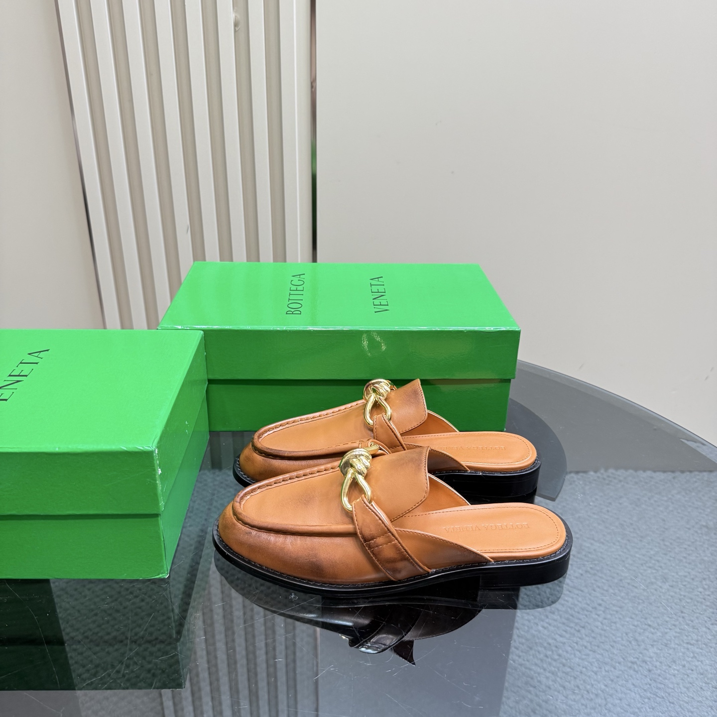 NO:227221,Solid color, old-fashioned color polishing process BOTTEGA VENET* Women's Astaire Loafer Slippers Original one-to-one practice Consistent knot rope leather buckle Khaki Another trend today Ceiling The most comprehensive color versatile Delicate flat sole Wrap fabric Same color heel leather Carefully designed Never sloppy Depressed and comfortable ——————————————————————————————————————————————————————————————————————————————————————————————————————————————————————————————————————————————————————————————————————————————————————————————————————————————————————————————————————————————————————————————————————————————————————————————————————————————————————————————————————————————————————————————————————————————————————————————————————————————————————————  The upper line is made of Italian computer needle truck. The workmanship is fine. The original packaging is selected. 35 36 37 38 39 40 41 42 (40 41 42 customized), semi-torque, bottega veneta, loafers, slippers, cowhide, sheepskin, Leather soles19860909纯色 做旧擦色工艺 BOTTEGA VENET* 女士Astaire乐福拖鞋 原版一比一做法 一致结绳皮扣 卡其色 当今流行的又一趋势 天花板啦 最全色百搭 精致平底 包裹面料 同色跟皮 用心设计 绝不马虎 耐穿舒适 —————————————— 鞋面材质选用同原版的小牛皮  材质柔软顺滑 手工缝制后拉链开合设计 性感舒适 手工缝制工艺 垫脚内里选用羊皮内里舒适高端 打钉大底选用原版开模 一致真皮大底  对标对版 选用原版包装 鞋子布袋采用印胶logo工艺 市场最高端 采用热熔胶定型鞋头 后跟 易回弹不变形 平底 系列 包面料工艺 鞋面车线选用意大利电脑针车 做工精细 选用原版包装  35 36 37 38 39 40 41 42（40 41 42 定制）,半拖,bottega veneta,loafers,slippers,cowhide,sheepskin,Leather soles,Women's Shoes