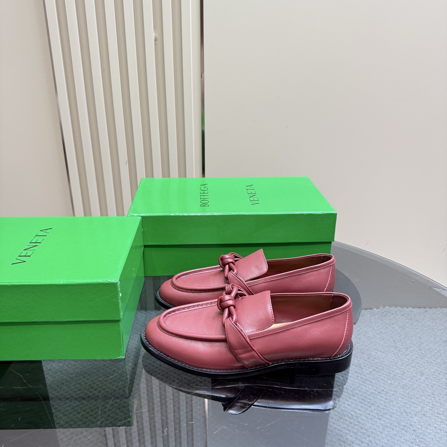 NO:227234,Solid color, old-fashioned color polishing process BOTTEGA VENET* Women's Astaire loafer shoes Original one-to-one practice Consistent knot rope leather buckle Khaki Another trend today Ceiling The most comprehensive color versatile Delicate flat sole Wrap fabric Same color heel leather Careful design Never sloppy Durable and comfortable —————————————————————————————————————————————————————————————————————————————————————————————————————————————————————————————————————————————————————————————————————————————————————————————————————————————————————————————————————————————————————————————————————————————————————————————————————————————————————————————————————————————————————————————————————————————————————————————————————————————————————————————  The upper car line is made of Italian computer needle truck. The workmanship is fine. The original packaging is selected. 35 36 37 38 39 40 41 42 (40 41 42 customized), loafers, bottega veneta, loafers, cowhide, sheepskin, Leather soles19860909纯色 做旧擦色工艺 BOTTEGA VENET* 女士Astaire乐福单鞋 原版一比一做法 一致结绳皮扣 卡其色 当今流行的又一趋势 天花板啦 最全色百搭 精致平底 包裹面料 同色跟皮 用心设计 绝不马虎 耐穿舒适 —————————————— 鞋面材质选用同原版的小牛皮  材质柔软顺滑 手工缝制后拉链开合设计 性感舒适 手工缝制工艺 垫脚内里选用羊皮内里舒适高端 打钉大底选用原版开模 一致真皮大底  对标对版 选用原版包装 鞋子布袋采用印胶logo工艺 市场最高端 采用热熔胶定型鞋头 后跟 易回弹不变形 平底 系列 包面料工艺 鞋面车线选用意大利电脑针车 做工精细 选用原版包装  35 36 37 38 39 40 41 42（40 41 42 定制）,乐福鞋,bottega veneta,loafers,cowhide,sheepskin,Leather soles,Women's Shoes