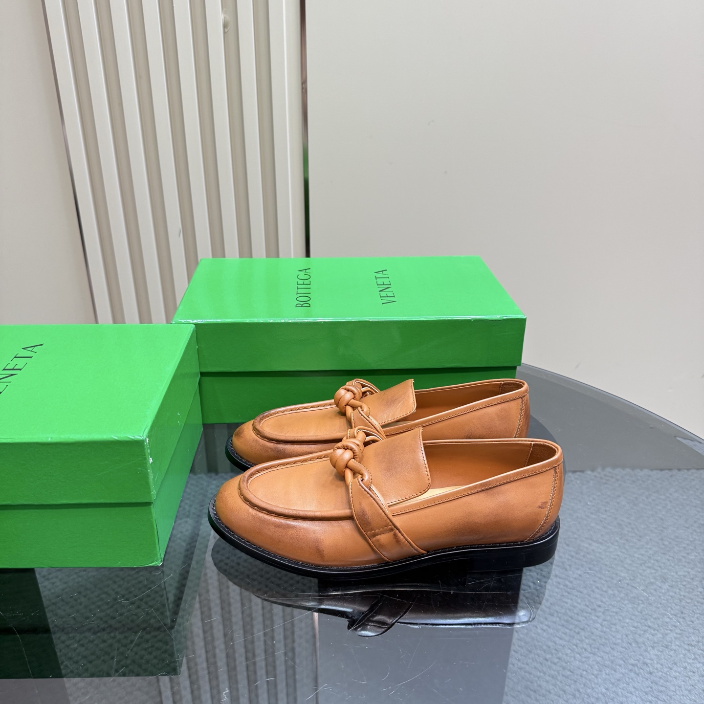 NO:227231,Solid color, old-fashioned color polishing process BOTTEGA VENET* Women's Astaire Loafer Slippers Original one-to-one practice Consistent knot rope leather buckle Khaki Another trend today Ceiling The most comprehensive color versatile Delicate flat sole Wrap fabric Same color heel leather Carefully designed Never sloppy Depressed and comfortable ——————————————————————————————————————————————————————————————————————————————————————————————————————————————————————————————————————————————————————————————————————————————————————————————————————————————————————————————————————————————————————————————————————————————————————————————————————————————————————————————————————————————————————————————————————————————————————————————————————————————————————————  The upper line is made of Italian computer needle truck. The workmanship is fine. The original packaging is selected. 35 36 37 38 39 40 41 42 (40 41 42 customized), loafers, bottega veneta, loafers, slippers, cowhide, sheepskin, Leather soles19860909纯色 做旧擦色工艺 BOTTEGA VENET* 女士Astaire乐福拖鞋 原版一比一做法 一致结绳皮扣 卡其色 当今流行的又一趋势 天花板啦 最全色百搭 精致平底 包裹面料 同色跟皮 用心设计 绝不马虎 耐穿舒适 —————————————— 鞋面材质选用同原版的小牛皮  材质柔软顺滑 手工缝制后拉链开合设计 性感舒适 手工缝制工艺 垫脚内里选用羊皮内里舒适高端 打钉大底选用原版开模 一致真皮大底  对标对版 选用原版包装 鞋子布袋采用印胶logo工艺 市场最高端 采用热熔胶定型鞋头 后跟 易回弹不变形 平底 系列 包面料工艺 鞋面车线选用意大利电脑针车 做工精细 选用原版包装  35 36 37 38 39 40 41 42（40 41 42 定制）,乐福鞋,bottega veneta,loafers,slippers,cowhide,sheepskin,Leather soles,Women's Shoes