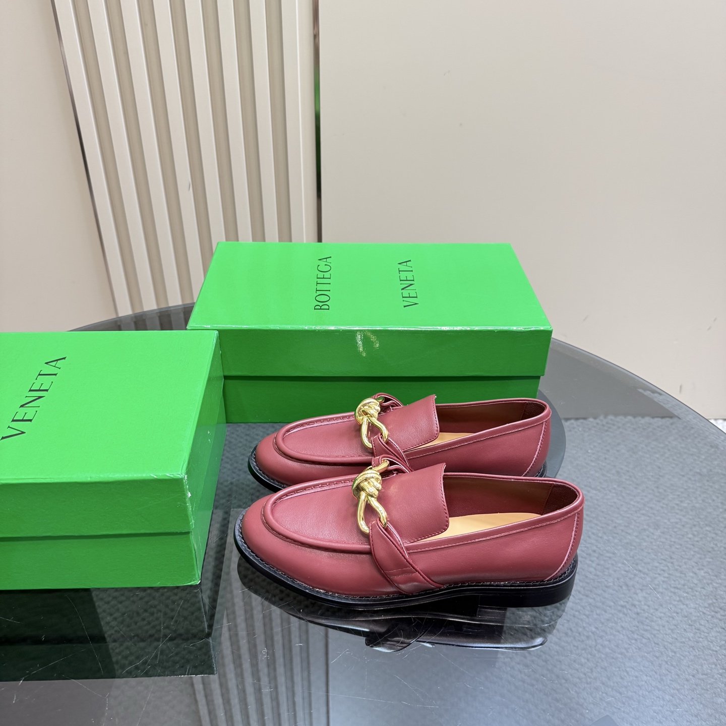 NO:227226,Solid color, old-fashioned color polishing process BOTTEGA VENET* Women's Astaire loafer shoes Original one-to-one practice Consistent knot rope leather buckle Khaki Another trend today Ceiling The most comprehensive color versatile Delicate flat sole Wrap fabric Same color heel leather Careful design Never sloppy Durable and comfortable —————————————————————————————————————————————————————————————————————————————————————————————————————————————————————————————————————————————————————————————————————————————————————————————————————————————————————————————————————————————————————————————————————————————————————————————————————————————————————————————————————————————————————————————————————————————————————————————————————————————————————————————  The upper car line is made of Italian computer needle truck. The workmanship is fine. The original packaging is selected. 35 36 37 38 39 40 41 42 (40 41 42 customized), loafers, bottega veneta, loafers, cowhide, sheepskin, Leather soles19860909纯色 做旧擦色工艺 BOTTEGA VENET* 女士Astaire乐福单鞋 原版一比一做法 一致结绳皮扣 卡其色 当今流行的又一趋势 天花板啦 最全色百搭 精致平底 包裹面料 同色跟皮 用心设计 绝不马虎 耐穿舒适 —————————————— 鞋面材质选用同原版的小牛皮  材质柔软顺滑 手工缝制后拉链开合设计 性感舒适 手工缝制工艺 垫脚内里选用羊皮内里舒适高端 打钉大底选用原版开模 一致真皮大底  对标对版 选用原版包装 鞋子布袋采用印胶logo工艺 市场最高端 采用热熔胶定型鞋头 后跟 易回弹不变形 平底 系列 包面料工艺 鞋面车线选用意大利电脑针车 做工精细 选用原版包装  35 36 37 38 39 40 41 42（40 41 42 定制）,乐福鞋,bottega veneta,loafers,cowhide,sheepskin,Leather soles,Women's Shoes