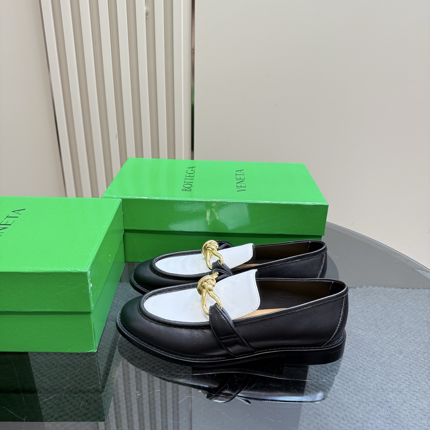 NO:227245,Solid color, old-fashioned color polishing process 330 BOTTEGA VENET* Women's Astaire loafer shoes Original one-to-one practice Consistent knot rope leather buckle Khaki Another trend today Ceiling The most comprehensive color versatile Delicate flat sole Wrap fabric Same color heel leather Careful design Never sloppy Durable and comfortable —————————————————————————————————————————————————————————————————————————————————————————————————————————————————————————————————————————————————————————————————————————————————————————————————————————————————————————————————————————————————————————————————————————————————————————————————————————————————————————————————————————————————————————————————————————————————————————————————————————————————————————  The upper car line is made of Italian computer needle truck. The workmanship is fine. The original packaging is selected. 35 36 37 38 39 40 41 42 (40 41 42 customized), loafers, bottega veneta, loafers, cowhide, sheepskin, Leather soles19860909纯色 做旧擦色工艺330 BOTTEGA VENET* 女士Astaire乐福单鞋 原版一比一做法 一致结绳皮扣 卡其色 当今流行的又一趋势 天花板啦 最全色百搭 精致平底 包裹面料 同色跟皮 用心设计 绝不马虎 耐穿舒适 —————————————— 鞋面材质选用同原版的小牛皮  材质柔软顺滑 手工缝制后拉链开合设计 性感舒适 手工缝制工艺 垫脚内里选用羊皮内里舒适高端 打钉大底选用原版开模 一致真皮大底  对标对版 选用原版包装 鞋子布袋采用印胶logo工艺 市场最高端 采用热熔胶定型鞋头 后跟 易回弹不变形 平底 系列 包面料工艺 鞋面车线选用意大利电脑针车 做工精细 选用原版包装  35 36 37 38 39 40 41 42（40 41 42 定制）,乐福鞋,bottega veneta,loafers,cowhide,sheepskin,Leather soles,Women's Shoes