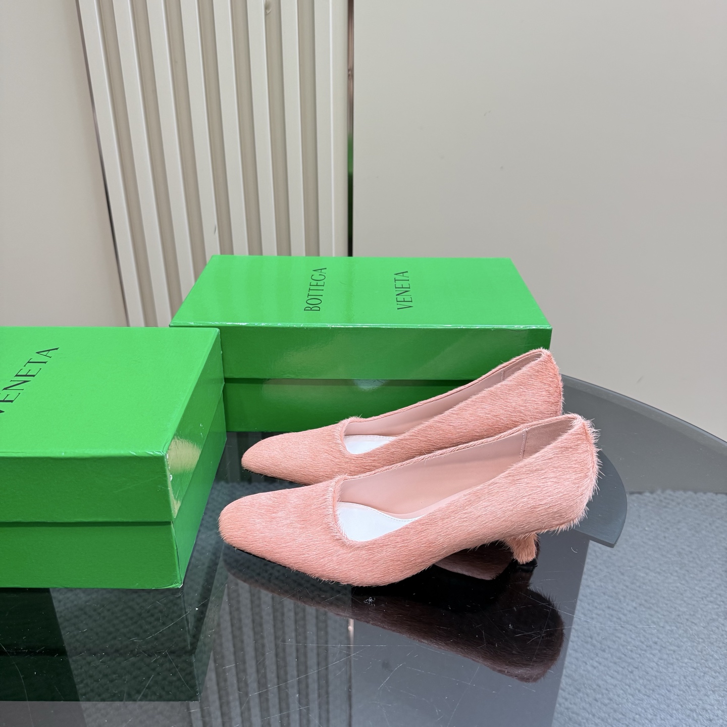 NO:227239,BOTTEGA VENET* Horse hair single shoes Heel height 4.5cm Benchmark version The original hardware version is consistent Please compare the official pictures Original horse hair material Comparison version Consistent Original one-to-one practice Heel type Leopard print Another popular trend today Ceiling 4 colors Exquisite horse hair Wrap fabric Same color Heel leather Careful design Never sloppy Tooth durable and comfortable Upper material is the same as original horse hair Material is soft and smooth Hand sewing Design Sexy and comfortable Hand sewing process Sheepskin inner inner comfortable high-end Pin-sole Select original mold opening consistent leather sole Benchmark version Select original packaging Shoe bag adopts glue logo technology The highest end of the market Use hot melt glue toe toe heel easy to rebound and not deform High heel series Pack fabric technology  The upper line is made of Italian computer needle truck. The workmanship is fine. The original packaging is selected. Three-in-one box. Treat customers sincerely. 35 36 37 38 39 40 41 42 (4041 42 customized), ballet shoes, bottega veneta, sheepskin, Leather soles19860909BOTTEGA VENET* 马毛单鞋 跟高 4.5cm 对标对版 五金原版一致 请对比官图 原版马毛材质 对版 一致 原版一比一做法 跟型 豹纹 当今流行的又一趋势 天花板啦 4色百搭 精致马毛 包裹面料 同色跟皮 用心设计 绝不马虎 耐穿舒适 鞋面材质选用同原版马毛 材质柔软顺滑 手工缝制 设计 性感舒适 手工缝制工艺 垫脚内里选用羊皮内里舒适高端 打钉大底选用原版开模 一致真皮大底  对标对版 选用原版包装 鞋子布袋采用印胶logo工艺 市场最高端 采用热熔胶定型鞋头 后跟 易回弹不变形 高跟系列 包面料工艺 鞋面车线选用意大利电脑针车 做工精细 选用原版包装 三合一盒子 真心对待客人 35 36 37 38 39 40 41 42（4041 42定制）,芭蕾舞鞋,bottega veneta,sheepskin,Leather soles,Women's Shoes