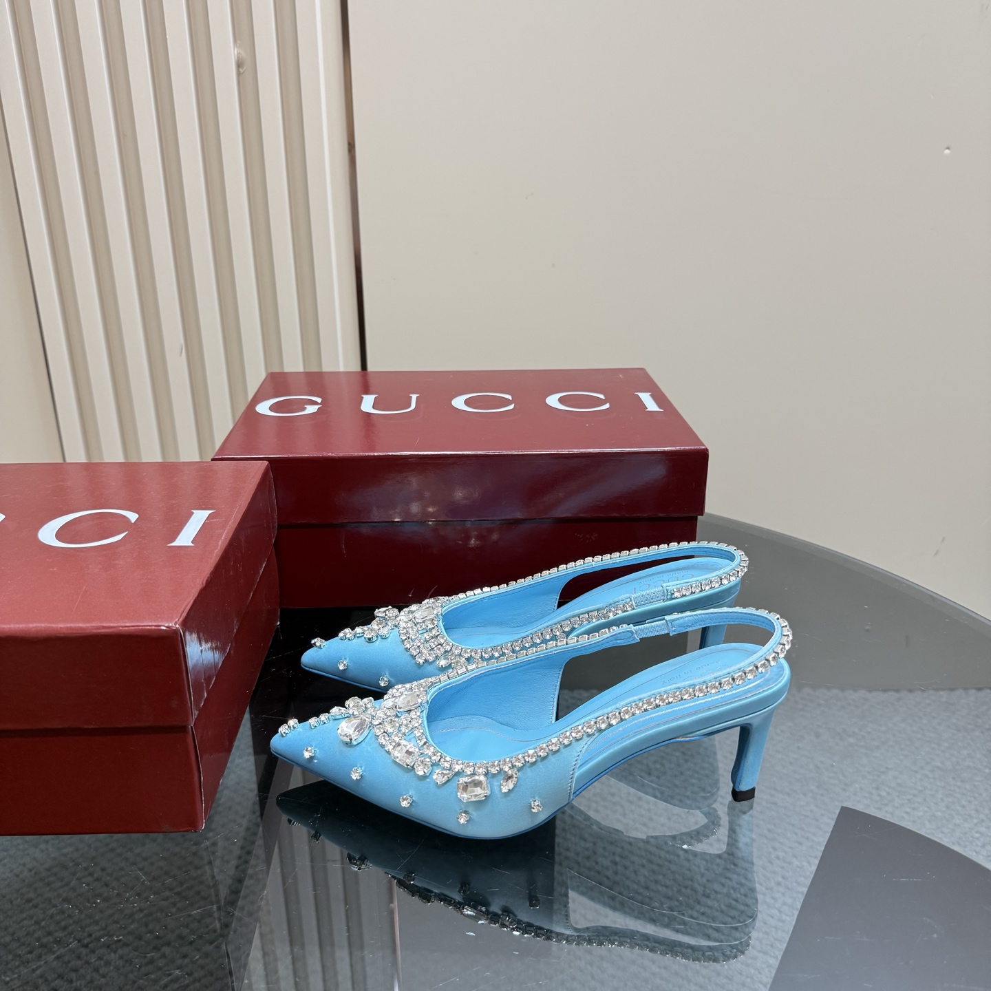NO:227105,Gucci 25S spring and summer new product rhinestone candy color with sandals and high heels on the back. G home reflects the sense of high quality. It always makes people feel capitalized. It looks quite simple style but it is inexplicably high-end on the feet. It is very sexy and allows you to easily match it. The upper is made of imported silk rhinestone buckle. The inner is made of imported sheepskin. The heel height is 6.5cm, 10.5cm Size35-39 (customized by 40/41/42), high heels sandals, gucci, gucci, sandals, high heels, sheepskin, real silk19860909Gucci 25S春夏新品水钻糖果色 后带凉鞋高跟 G家在体现高级感这块 总让人大写的服气 看起来蛮简单的款式 但上脚就莫名很高阶 非常性感 让你轻松搭配尽显各种风格 鞋面采用进口真丝布水钻扣 内里采用进口羊皮 意大利进口真皮底 跟高6.5cm,10.5cm Size35-39（40/41/42定制）,高跟鞋凉鞋,gucci,gucci,sandals,high heels,sheepskin,real silk,Women's Shoes