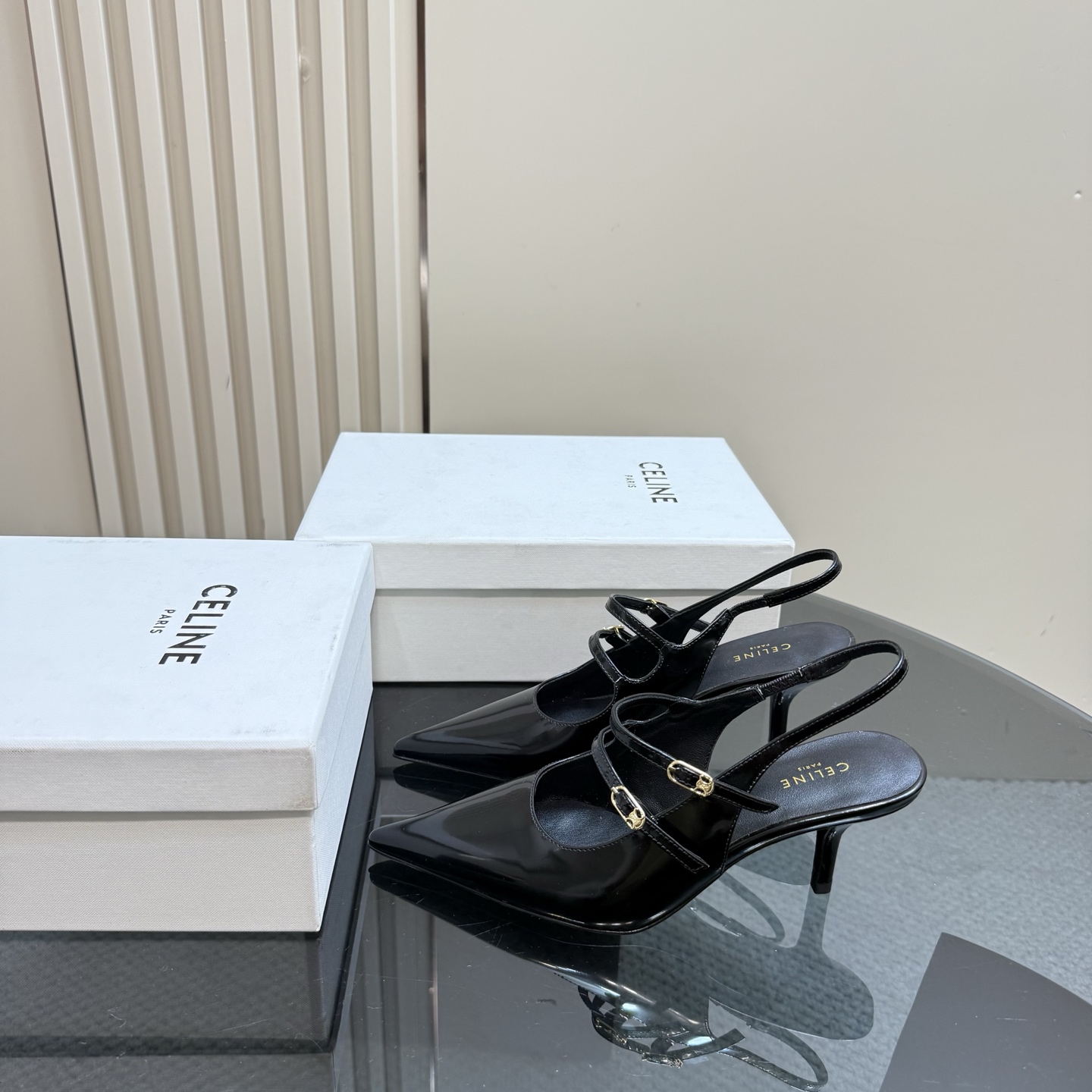 NO:229140,Leather surface CELIN* classic retro pointed-toe high heels. The series of Selin is really retro. It looks super good when worn with invincible combination. The small pointed toe is designed to make your feet look thin. The original custom fabric is made of custom-made materials. The inner foot pads are all lambskin. Imported leather soles from Italy. Heel height is 6.5cm. Size 35-39 (customized by 40/41), sandals, celine, sandals, high heels, sheepskin, Leather soles19860909皮面 CELIN*经典复古尖头高跟鞋 塞林这系列真的很复古 无敌搭配怎么穿都超级好看 小尖头是设计巨显脚瘦小 面料原版定制材质 内里垫脚均为小羊皮 意大利进口真皮大底 跟高6.5cm 码数35-39（40/41定制）,凉鞋,celine,sandals,high heels,sheepskin,Leather soles,Women's Shoes