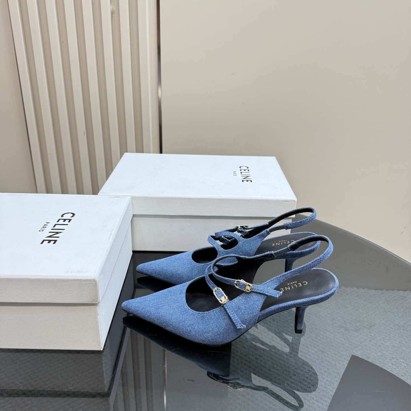 NO:227111,Denim. Leather CELIN* Classic Retro Pointed High Heels. The serlin series is really retro. It looks super good when worn with invincible combination. The small pointed toe is designed to make your feet look thin. The original custom fabric is made of custom material. The inner foot pads are all lambskin. Italian imported leather sole. Heel height 6.5cm. Size 35-39 (customized by 40/41), high heels, sandals, celine, sandals, high heels, sheepskin, Leather soles19860909牛仔布. 皮面 CELIN*经典复古尖头高跟鞋 塞林这系列真的很复古 无敌搭配怎么穿都超级好看 小尖头是设计巨显脚瘦小 面料原版定制材质 内里垫脚均为小羊皮 意大利进口真皮大底 跟高6.5cm 码数35-39（40/41定制）,高跟鞋凉鞋,celine,sandals,high heels,sheepskin,Leather soles,Women's Shoes