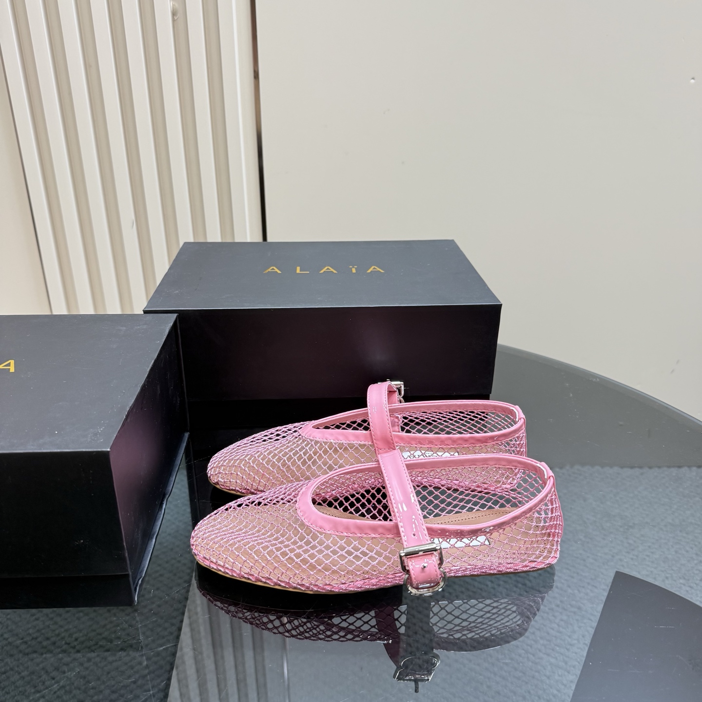 NO:227242,The highest version (mesh) ALAIA｜French high-end first-line high-end brand AzzedineAlaia: The last craftsman in the fashion industry, the king of cutting only loyal to the curve of women's body. Alaia, founded in 1979, has always been selling fashionable women's shoes. Paris fashion industry and the whole world are well-known Victoria Beckham, Michelle Obama, Ladygaga, Madonna, are all admirers and top fans of ALAA. The new Alaia full-diamond series flat ballet shoes for fashion show, hand-drilled, dazzling. The upper is customized cowhide, mesh, inner sheepskin, heel flat sole, original open molded rubber outsole, size 34-39 (34.40.41.42 customized)  Packaging Alaia original packaging, ballet shoes, alaia, cowhide, sheepskin19860909最高版(网面) ALAIA｜法国高端一线高定品牌 AzzedineAlaia:时尚界最后的手艺人 只忠于展现女性身体曲线的裁剪之王 始创于1979年的品牌Alaia 一直主售时装感十足的型格女鞋 巴黎时装界以及全世界都享有盛誉 维多利亚贝克汉姆,米歇尔奥巴马,Ladygaga ,麦当娜, 都是ALAA的崇拜者和头号粉丝 时装秀新款Alaia满钻系列平底芭蕾舞鞋 人工手工上钻,亮眼十足 鞋面原版定制牛皮,网面 内里羊皮 鞋跟平底 鞋底原版开模橡胶大底 码数34-39（34.40.41.42定制） 包装Alaia原版包装,芭蕾舞鞋,alaia,cowhide,sheepskin,Women's Shoes