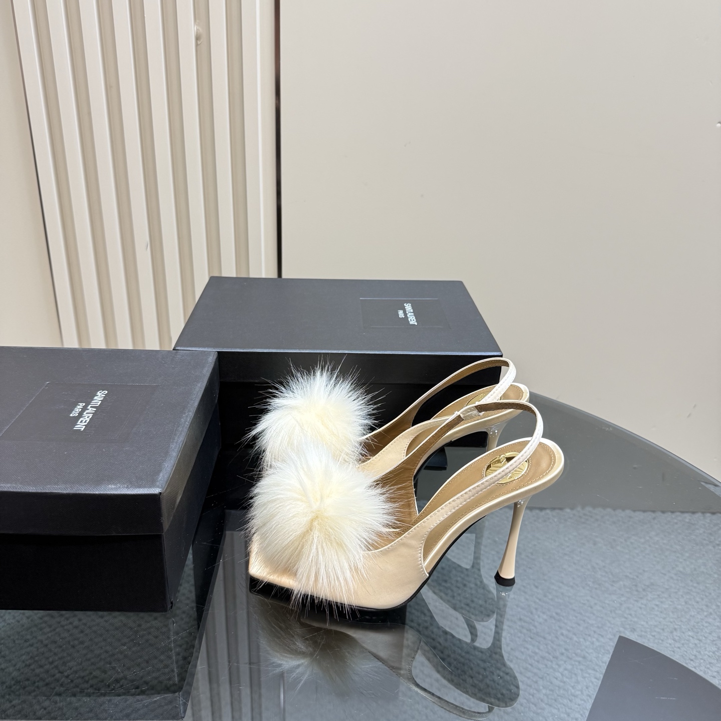 NO:227072,Yves Saint LaurenT AmBer series Sandals mink hair Real original removal The upper is all customized grade material, imported mixed-bred sheepskin/mink hair The inner / foot pad is made of small goatskin Italian craft red midsole, cutting machine aircraft position, precise positioning, three-hole steel core (exclusive original mold opening of the heel, built-in steel pipe will not break the heel and will not fall off) The bottom material is made of Italian high-density A-grade leather material, which will change the curvature and hardness according to the comfort of the foot. This is the best thing about the top genuine leather sole High10.5cm Sice35-41 (customized by 34/40/41), high heels sandals, manolo blahnik, saint laurent, saint laurent, sandals, high heels, sheepskin19860909Yves Saint LaurenT 圣罗兰AmBer系列 凉鞋水貂毛 真正原版拆卸 鞋面全部定制级别材质,进口混种羊皮/ 水貂毛 内里/垫脚采用小山羊皮 意大利工艺红色中底,切割机飞机位,精准定位,三孔钢芯（鞋跟独家原版开模,内置钢管不会断跟不会脱落） 底材选用意大利高密度A级皮料印刷制作,会跟随脚的舒适位改变弧度以及软硬度,这就是最顶级真皮底的过人之处 High10.5cm Sice35-41（34/40/41可定做）,高跟鞋凉鞋,manolo blahnik,saint laurent,saint laurent,sandals,high heels,sheepskin,Women's Shoes