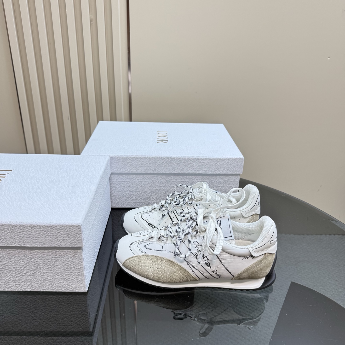 NO:227099,Dior, C'est sneakers show a striking and fashionable style. They are carefully crafted, and the upper 3D printed design style is super fashionable, and the details also add a touch of elegant temperament. The light two-color soles are extremely comfortable and show the charm of sports style. They can add fashionable temperament to various casual styles. The tongue and sole are decorated with the Christian Paris logo, Niu Jing with cowhide design style Women's size 35-40, casual shoes/sports shoes, dior, sneakers, cowhide19860909Dior、C ' est 运动鞋彰显醒目而时尚的风范.精心制作,鞋面3D打印设计风格搭配超级时尚,细节也增添一丝优雅气质.轻盈的双色 鞋底舒适非凡,彰显运动风格的魅力.可为各式休闲造型增添时尚气质. 鞋舌和鞋底饰以 Christian Paris 标志,牛京搭配牛皮设计风格 女码35-40,休闲鞋/运动鞋,dior,sneakers,cowhide,Women's Shoes