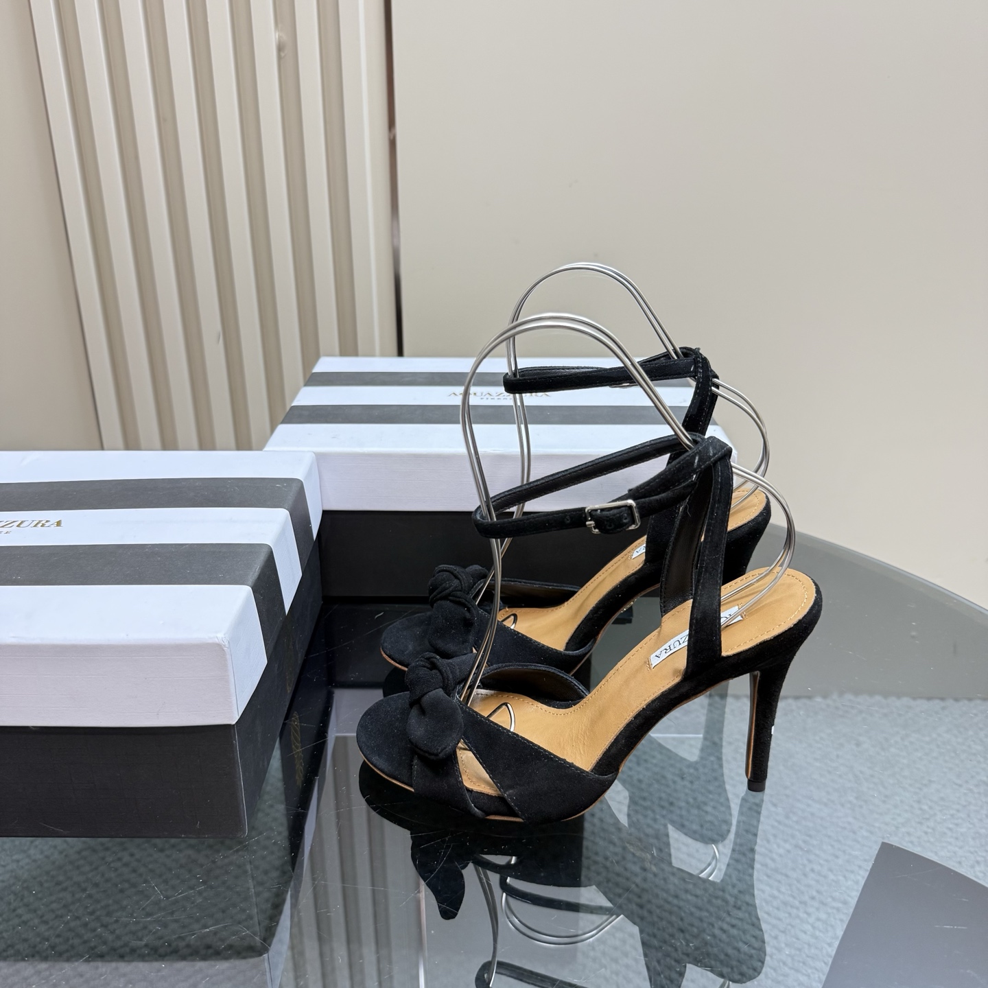 NO:227070,AQUAZZURA large pineapple high heel sandals are super elegant on their feet, both simple and fashionable, too shining and beautiful, and beautiful to a new level!  Cross design, full of fashion sense. Big bloggers from all walks of life have put on their feet. ZP developed and customized correct fabric. Height 10cm. Material original Yangjing sole imported genuine leather sole. Size 35–43 (35, 41, 42 can be customized) Packaging full set of original packaging, high heels, sandals, high heels, sheep, Leather soles19860909AQUAZZURA大菠萝高跟凉鞋 上脚超级有气质· 既简洁又时髦 太闪太美啦 美出出新高度！ 交叉设计,时尚感满满 各路大博主都纷纷上脚 ZP开发、订制正确面料 高度10cm 材料原版羊京 鞋底进口真皮大底 码数35–43（35、41、42可定做） 包装全套原版包装,高跟鞋凉鞋,sandals,high heels,sheep,Leather soles,Women's Shoes