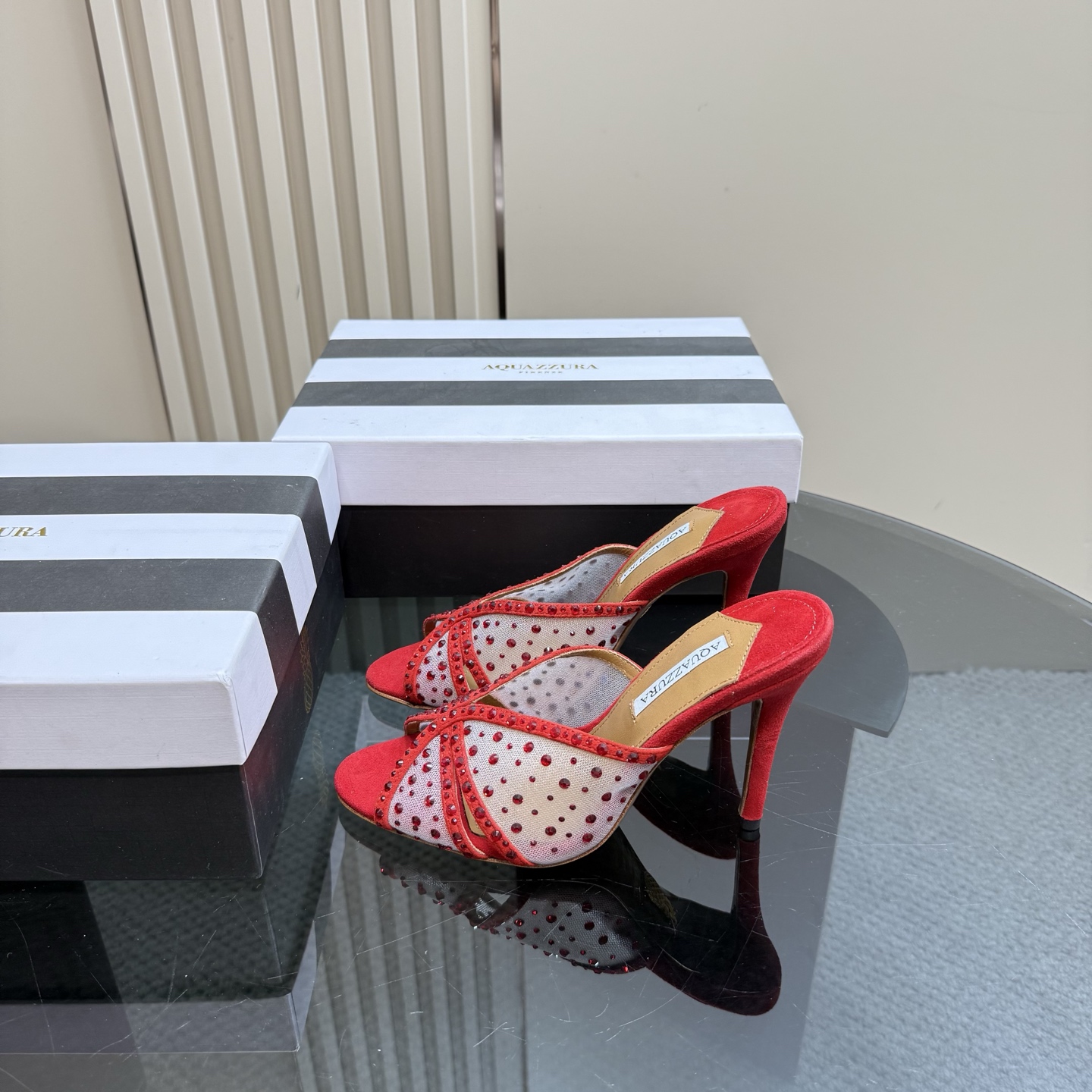 NO:227081,AQUAZZURA large pineapple rhinestone high heel sandals are super elegant on their feet, both simple and fashionable, so shining and beautiful, and beautiful to a new level!  Cross design, full of fashion sense. Big bloggers from all walks of life have put on their feet. ZP developed and customized correct fabric. Height 10cm. Materials original Yangjing, mesh, rhinestones. Imported leather soles. Size 35–43 (35, 41, 42 can be customized) Packaging full set of original packaging, high heels, sandals, high heels, sheep, Leather soles19860909AQUAZZURA大菠萝水钻高跟凉鞋 上脚超级有气质· 既简洁又时髦 太闪太美啦 美出出新高度！ 交叉设计,时尚感满满 各路大博主都纷纷上脚 ZP开发、订制正确面料 高度10cm 材料原版羊京,网纱,水钻 鞋底进口真皮大底 码数35–43（35、41、42可定做） 包装全套原版包装,高跟鞋凉鞋,sandals,high heels,sheep,Leather soles,Women's Shoes