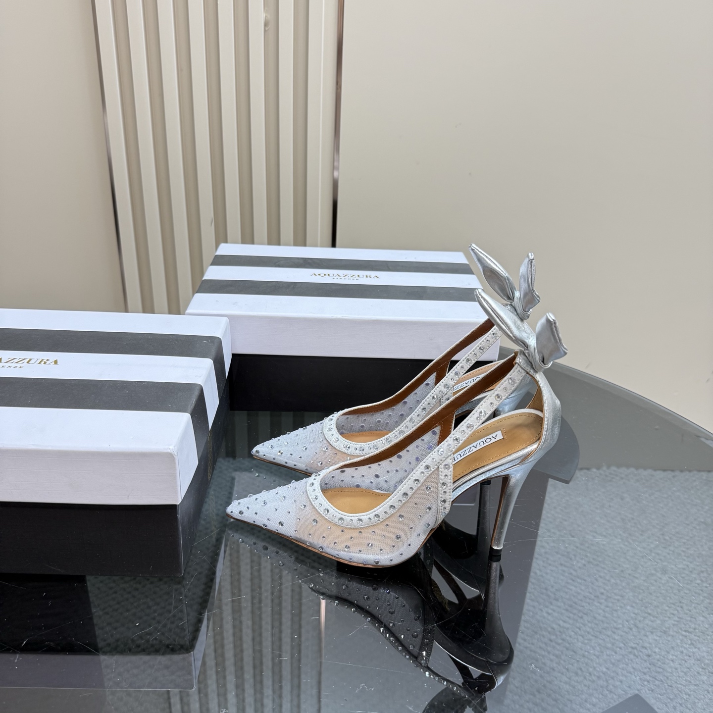 NO:227074,AQUAZZURA large pineapple rhinestone high heel sandals are super elegant on their feet, both simple and fashionable, so shining and beautiful, and beautiful to a new level!  Cross design, full of fashion sense. Big bloggers from all walks of life have put on their feet. ZP developed and customized correct fabric. Height 10cm. Materials original Yangjing, mesh, rhinestones. Imported leather soles. Size 35–43 (35, 41, 42 can be customized) Packaging full set of original packaging, high heels, sandals, high heels, sheep, Leather soles19860909AQUAZZURA大菠萝水钻高跟凉鞋 上脚超级有气质· 既简洁又时髦 太闪太美啦 美出出新高度！ 交叉设计,时尚感满满 各路大博主都纷纷上脚 ZP开发、订制正确面料 高度10cm 材料原版羊京,网纱,水钻 鞋底进口真皮大底 码数35–43（35、41、42可定做） 包装全套原版包装,高跟鞋凉鞋,sandals,high heels,sheep,Leather soles,Women's Shoes