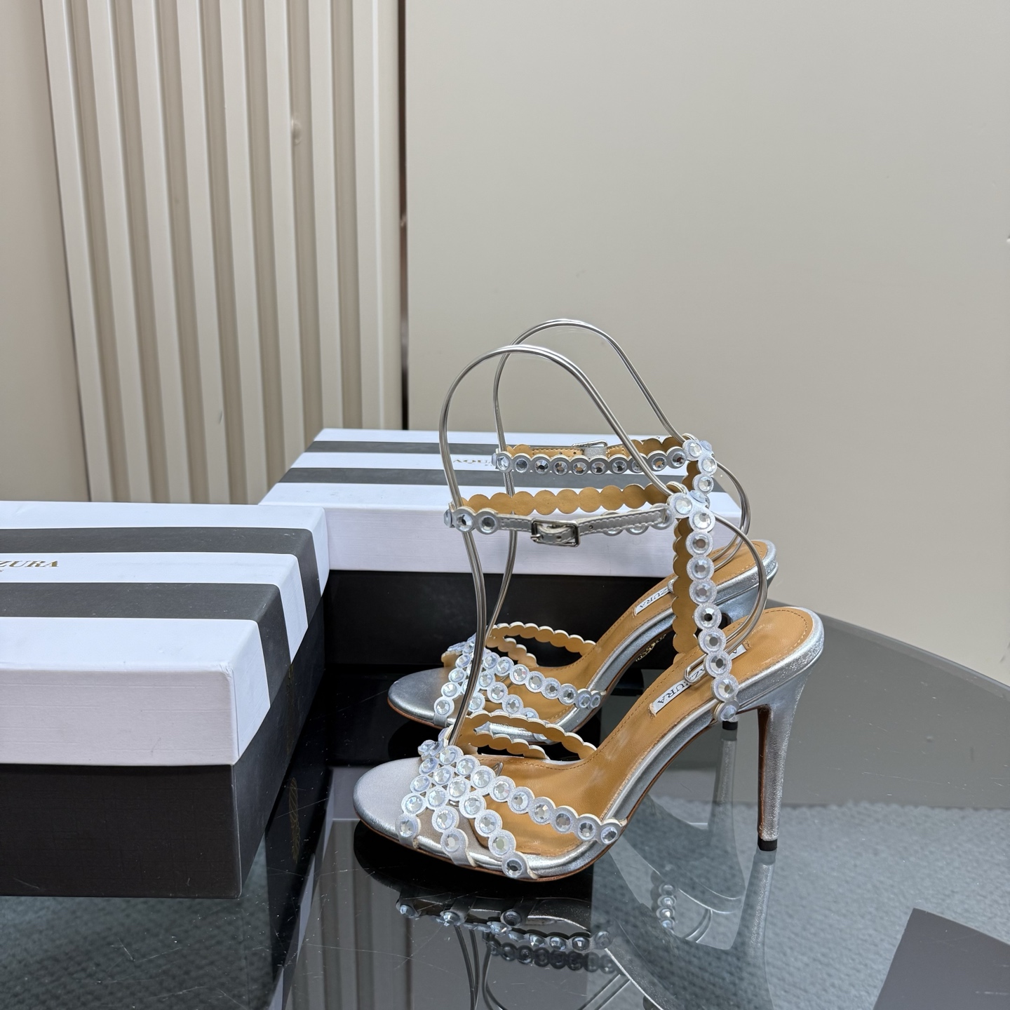 NO:227077,AQUAZZURA large pineapple rhinestone high heel sandals are super elegant on their feet, both simple and fashionable, so shining and beautiful, and beautiful to a new level!  Cross design, full of fashion sense. Big bloggers from all walks of life have put on their feet. ZP develops and customizes the correct fabric. Height 10cm. Materials original film rhinestones, microfiber rhinestones. Sticks and sheepskin. Imported leather soles. Size 35–43 (35, 41, 42 can be customized). Packaging. Full set of original packaging. Film. Microfiber (need to oil edges), high heels, sandals, high heels, sheepskin, Leather soles.19860909AQUAZZURA大菠萝水钻高跟凉鞋 上脚超级有气质· 既简洁又时髦 太闪太美啦 美出出新高度！ 交叉设计,时尚感满满 各路大博主都纷纷上脚 ZP开发、订制正确面料 高度10cm 材料原版胶片水钻,超纤水钻 垫脚羊皮 鞋底进口真皮大底 码数35–43（35、41、42可定做） 包装全套原版包装 胶片 超纤(要油边),高跟鞋凉鞋,sandals,high heels,sheepskin,Leather soles,Women's Shoes