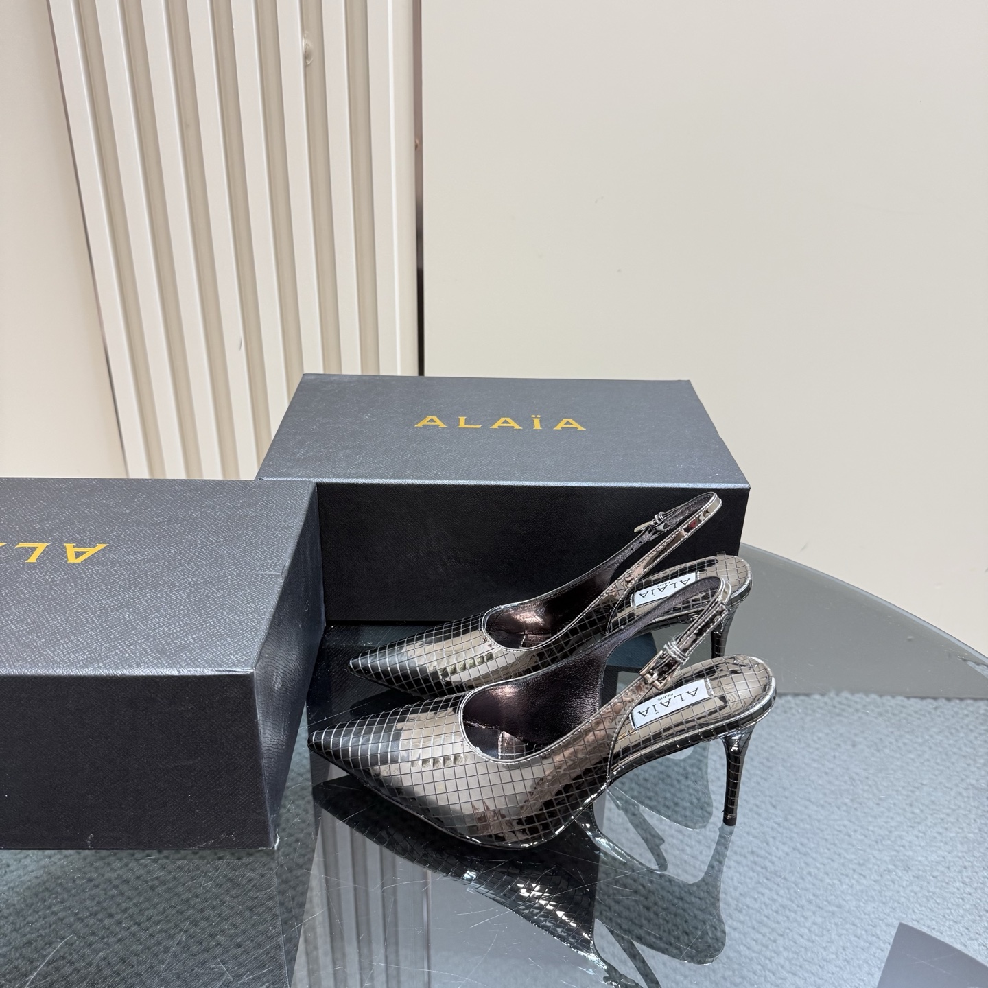 NO:227110,Alaia from Paris, first sight, pure hand high-end classic Alaia has another sexy side. It can be easily controlled with different styles, whether it is jeans, suit pants, or pleated skirts, it can enhance your outfit to fashion, elegance and excellence. The fabric is made of original material and matched with extreme sexy inner footbed sheepskin original uniformly formed floral outsole 35 36 37 38 39 40 41 42 (35 40 41 42 Customized) Configure original packaging, sandals, alaia, sandals, skirts, jeans, business suit, sheepskin19860909Alaia 来自巴黎 一见倾心  纯手高级 经典 阿莱娅还有另外性感的一面  配上不同款式,不同风格都能轻松驾驭,无论牛仔裤,西装裤,还是百褶裙,都能将你的穿搭提升到时尚,优雅和卓越之中 面料选用原版材质 搭配性感极致 内里 垫脚 羊皮 大底原版一致成型花型大底 35 36 37 38 39 40 41 42 (35 40 41 42 定制) 配置原版包装,凉鞋,alaia,sandals,skirts,jeans,business suit,sheepskin,Women's Shoes