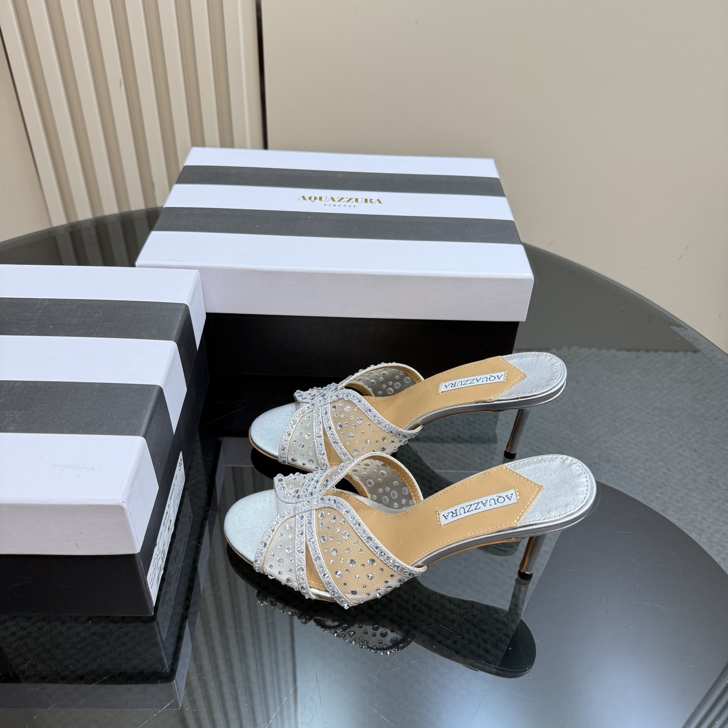 NO:227104,AQUAZZURA large pineapple rhinestone high heel sandals are super elegant on their feet, both simple and fashionable, so shining and beautiful, and beautiful to a new level!  Cross design, full of fashion sense. Big bloggers from all walks of life have put on their feet. Z develops and customizes the correct fabric. Height 7.5cm. Materials original Yangjing, mesh, rhinestones. Imported leather soles. Size 35–43 (35, 41, 42 can be customized) Packaging full set of original packaging, high heels, sandals, high heels, sheep, Leather soles19860909AQUAZZURA大菠萝水钻高跟凉鞋 上脚超级有气质· 既简洁又时髦 太闪太美啦 美出出新高度！ 交叉设计,时尚感满满 各路大博主都纷纷上脚 Z开发、订制正确面料 高度7.5cm 材料原版羊京,网纱,水钻 鞋底进口真皮大底 码数35–43（35、41、42可定做） 包装全套原版包装,高跟鞋凉鞋,sandals,high heels,sheep,Leather soles,Women's Shoes