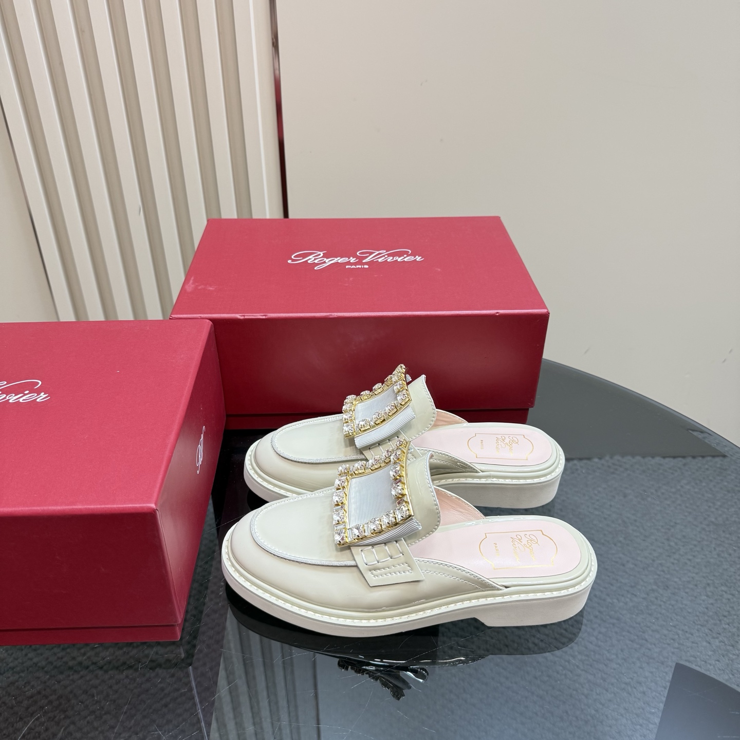 NO:227079,【RV】The new and upgraded loafers is the only zp version on the market. Repurchase the latest round version for details. The materials are rectified in multiple places, and the actual product is even more amazing. The main products are star products! The same style of star-like eyes are closed and you won’t make mistakes. A four-season shoe that can reduce age and increase height. Jimei’s!! Three layouts: imported beef patent leather open-edge beaded cowhide mercerized wool velvet inner lambskin (rich with glossy and light pink) leather edge strip ten customized tpu outsole wear-resistant and non-slip Size: 35-39 (40 can be customized without return and exchange), loafers, cowhide, sheepskin, inside19860909【RV]全新升级最高版本乐福鞋 市面唯一zp版本,重新购入最新圆版开发细节版型用 料多处整改,实物到手更惊艳主打明星产品!各路明 星同款闭眼入手怎么搭配都不会出错的一款四季鞋 减龄增高神器,集美们冲鸭!! 三个版面:进口牛漆皮开边珠牛皮丝光胎牛绒 内里进口小羊皮(富有光泽带淡淡浅粉色) 真皮沿条十定制tpu大底耐磨防滑 码数: 35-39 (40可定制不退换),乐福鞋,loafers,cowhide,sheepskin,Women's Shoes