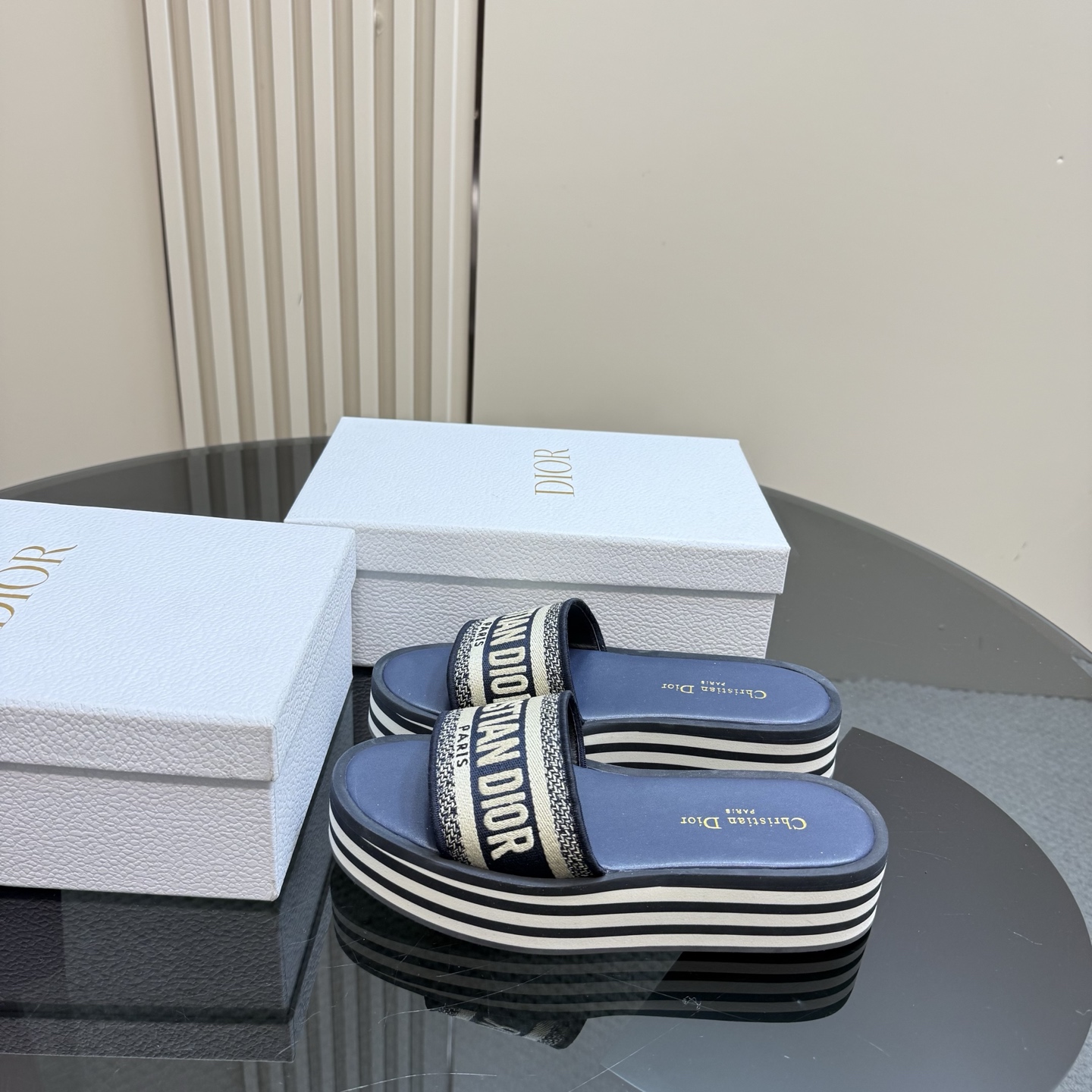 NO:227058,Dior DWAY spring and summer new one-line embroidered thick-soled slippers top purchasing version CD letter logo three-dimensional embroidered open-toed slippers, original upper uniform high temperature water-soluble cotton electric embroidery technology, inner water dyed sheepskin inner lining, original rubber sole, heel height 4CM, size 34-43 (34.40.41.42.43 custom made without return or replacement), slippers, dior, dior, slippers, sheepskin19860909Dior 迪奥 DWAY春夏新款一字刺绣厚底拖鞋顶级代购版本 CD字母logo立体刺绣露趾拖鞋 鞋面原版一致高温水溶棉质电绣科技 内里水染羊皮内里 大底原版橡胶底 跟高4CM 码数34-43（34.40.41.42.43定做不退不换）,拖鞋,dior,dior,slippers,sheepskin,Women's Shoes