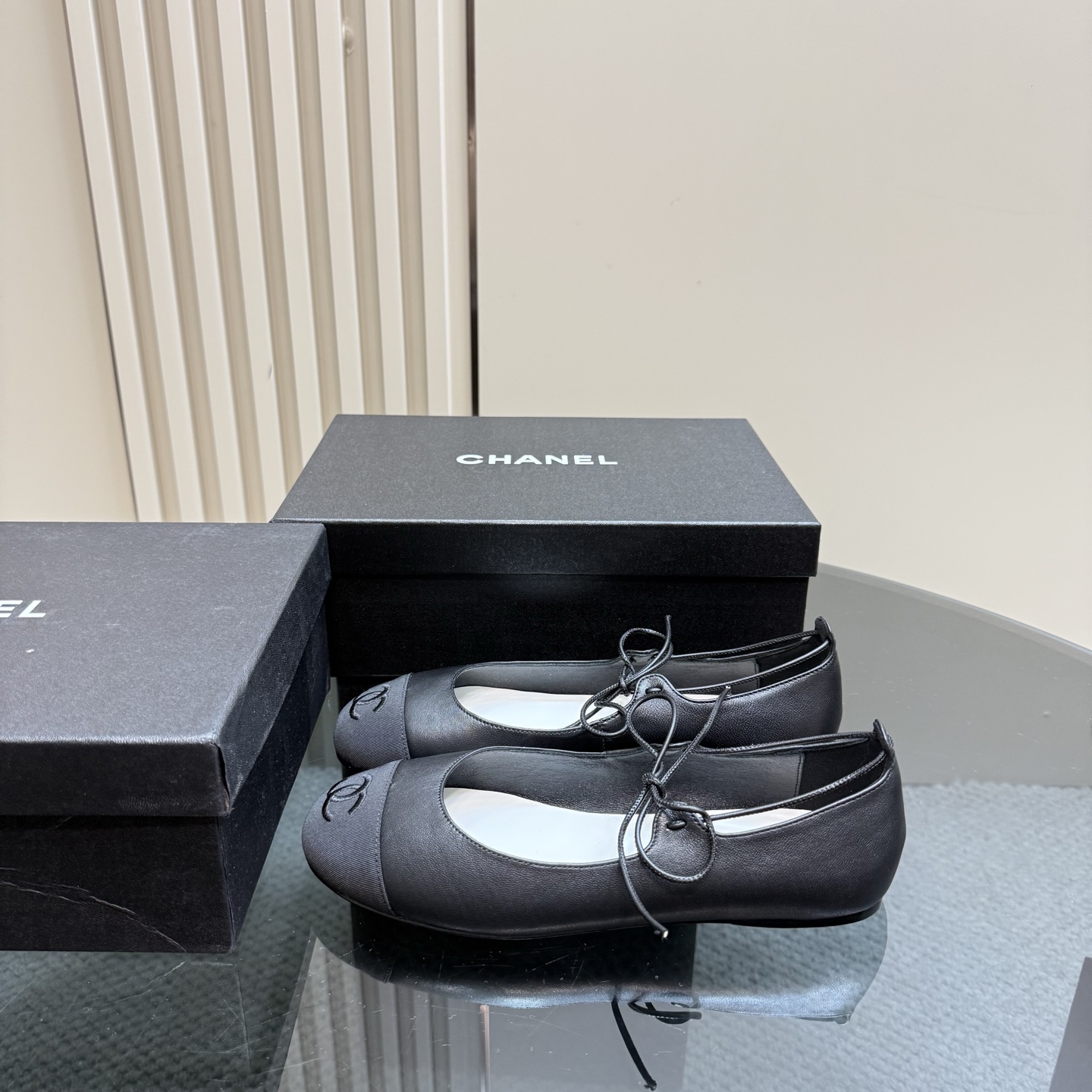 NO:227046,Chanel 25C catwalk Mary Jane single shoes are simple yet sweet and playful!  Three-dimensional electric embroidery logo, solid color fabric is refreshing and easy to match, and it is more heeled with buttons. Inner sheepskin leather sole Size: 35-40, ballet shoes, chanel, mary jane, sheepskin, Leather soles19860909Chanel 25C走秀款玛丽珍单鞋 简约又不失甜美俏皮！ 立体电绣logo,纯色面料清爽易搭,搭配扣子更加跟脚.内里羊皮 真皮大底 Size:35-40,芭蕾舞鞋,chanel,mary jane,sheepskin,Leather soles,Women's Shoes