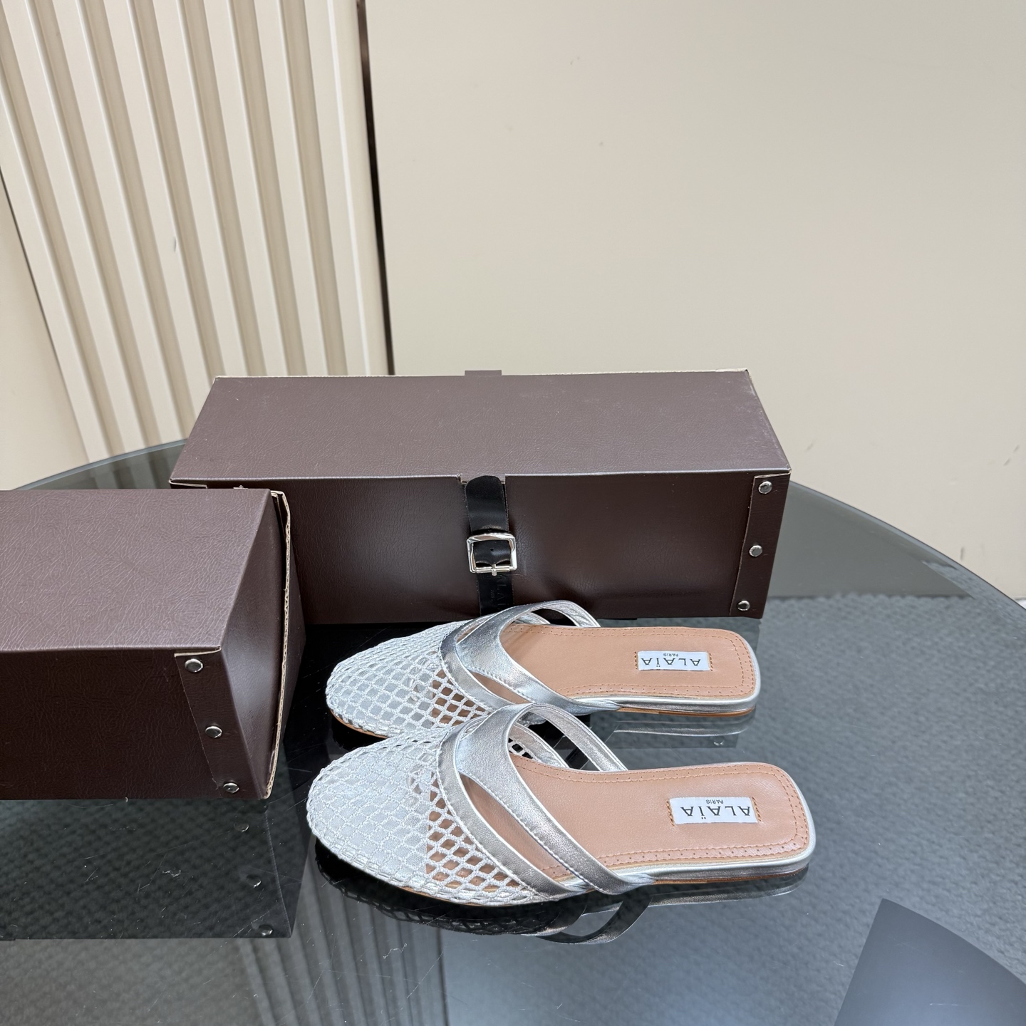 NO:227042,Mesh sheet, 300 alaia, new fishing net flip flop series, popular single products, popular aesthetics nowadays. But it should be this year. This brand should have no chance after this year, so take advantage of the popularity and get fashionable!  size 35-41, semi-drag, alaia19860909网面片 钻面300 alaia 渔网人字拖系列新品 火爆单品,时下流行审美.不过应该就今年吧,这牌子过了今年应该没戏,所以趁着有热度,赶紧时髦一把！ size 35-41,半拖,alaia,Women's Shoes