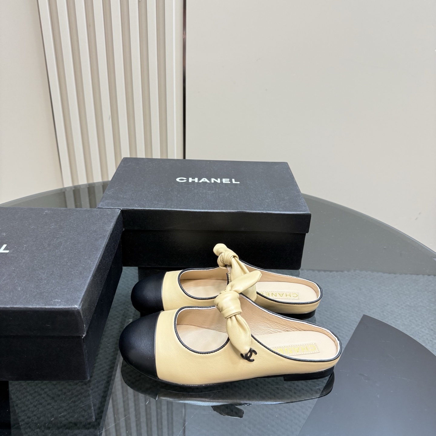 NO:227052,CHANE*｜Xiaoxiang 25C early spring new product, double C color-blocked bow half-drag, love it at first sight, it's not an exaggeration~ This is probably Xiaoxiang's charm. She always understands girls. Although it looks very cold, it has a unique feeling with black stockings. It is the latest model this year. I have already started to arrange it before the counter is on~ I know you will like it. It looks good on the feet. The round and pointed last is not picky about the shape of the feet. It looks slim when wearing wide and fat feet. And the lambskin is spliced ​​with patent leather. It has a visual impact. The inner is made of sheepskin material. It is hugely soft and comfortable~ Italian A-grade dyed leather sole Size35-39 (customized on 40/41), sandals, chanel, sandals, sheepskin, Leather soles19860909CHANE*｜小香25C早春新品 双C拼色蝴蝶结半拖 对它一见钟情 不夸张哦～ 这大概就是小香的魅力 总是很懂女生 虽然看上去很冷但配上黑丝袜特有感觉 是今年的最新款来着 专柜还没上我就已经着手安排啦～ 知道你们一定会喜欢 上脚也确实好看 圆尖的楦头对脚型完全不挑 宽胖脚穿也显瘦 而且小羊皮拼接漆皮 视觉上很有冲击感 内里是羊皮材质 巨柔软巨舒服哦～ 意大利A级透染真皮大底 Size35-39（40/41定制）,凉鞋,chanel,sandals,sheepskin,Leather soles,Women's Shoes