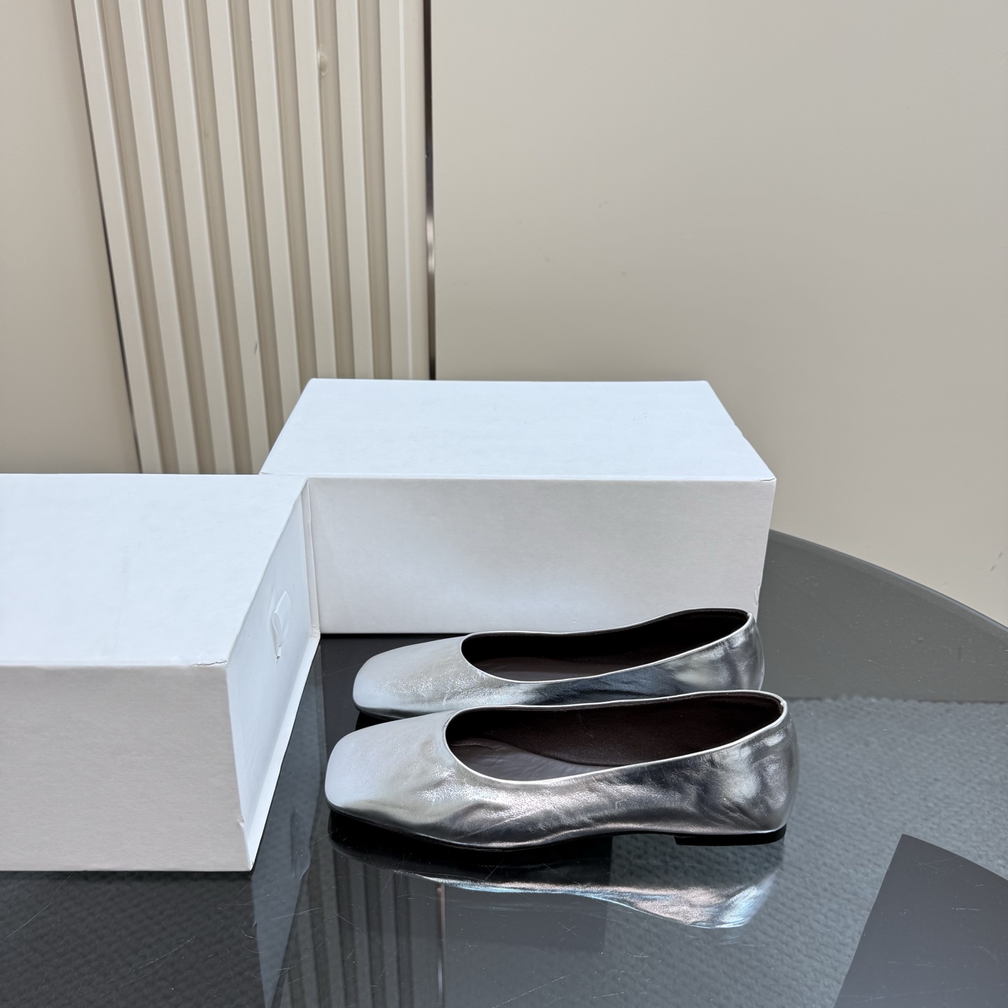 NO:227097,THE ROW25/Spring and summer flat slippers will immediately surprise you with your feet. TR minimalist shoes. You won’t regret the invincible feeling of your feet when you close your eyes!  (Customized color·absolutely correct!) Custom imported sheepskin with upper imported sheepskin with inner lining, genuine leather sole, high flat sole, size 35-39 (full package), loafers, loafers, sandals, slippers, sheepskin, Leather soles19860909THE ROW25/春夏平底拖鞋上脚马上会惊艳到你的一款凉鞋TR极简鞋闭眼入都不会后悔无敌脚感！（定制颜色·绝对正确！） 鞋面定制进口羊皮 内里进口绵羊皮 鞋底真皮大底 跟高平底 码数35-39（全套包装）,乐福鞋,loafers,sandals,slippers,sheepskin,Leather soles,Women's Shoes